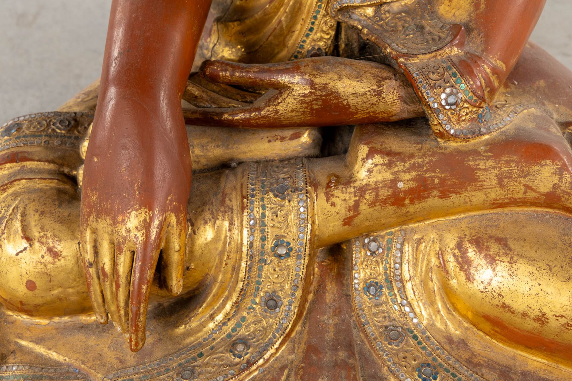 A large wood-sculptured Mandalay Buddha figure, Probably Birma, 19th C. (W:45 x H:72 cm) - Image 10 of 14