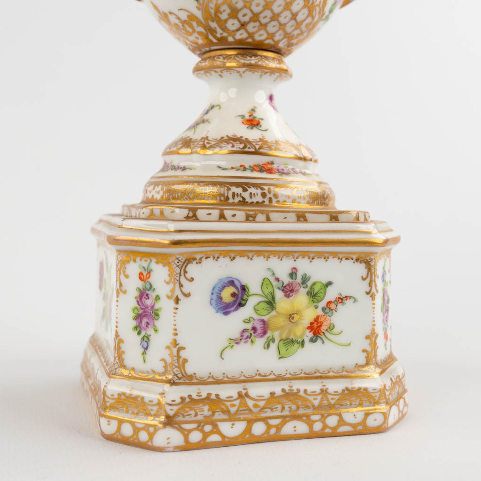 Dresden, a pair of polychrome urns with a lid. Hand-painted floral decor. (L:8,5 x W:9 x H:26 cm) - Bild 14 aus 14