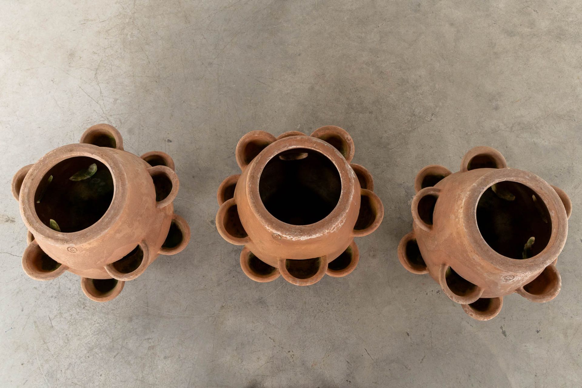 Biot France, 3 terracotta garden vases. (H:64 x D:62 cm) - Bild 4 aus 8