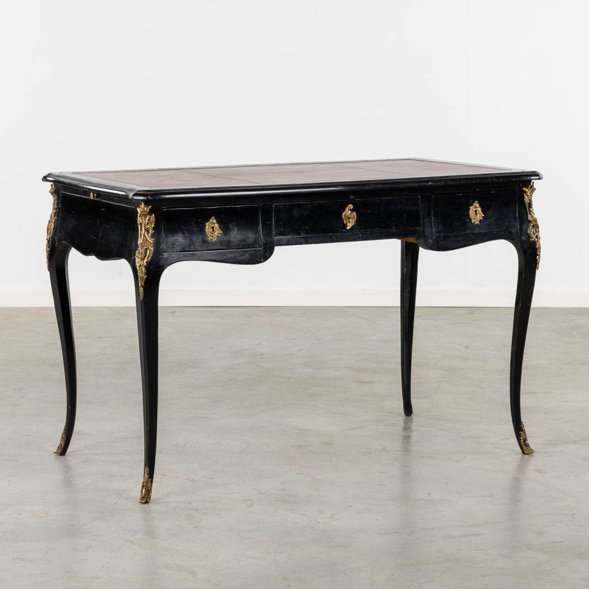 A fine ebonised wood Ladies desk, mounted with gilt bronze in Louis XV style. (L:64 x W:116 x H:76 c