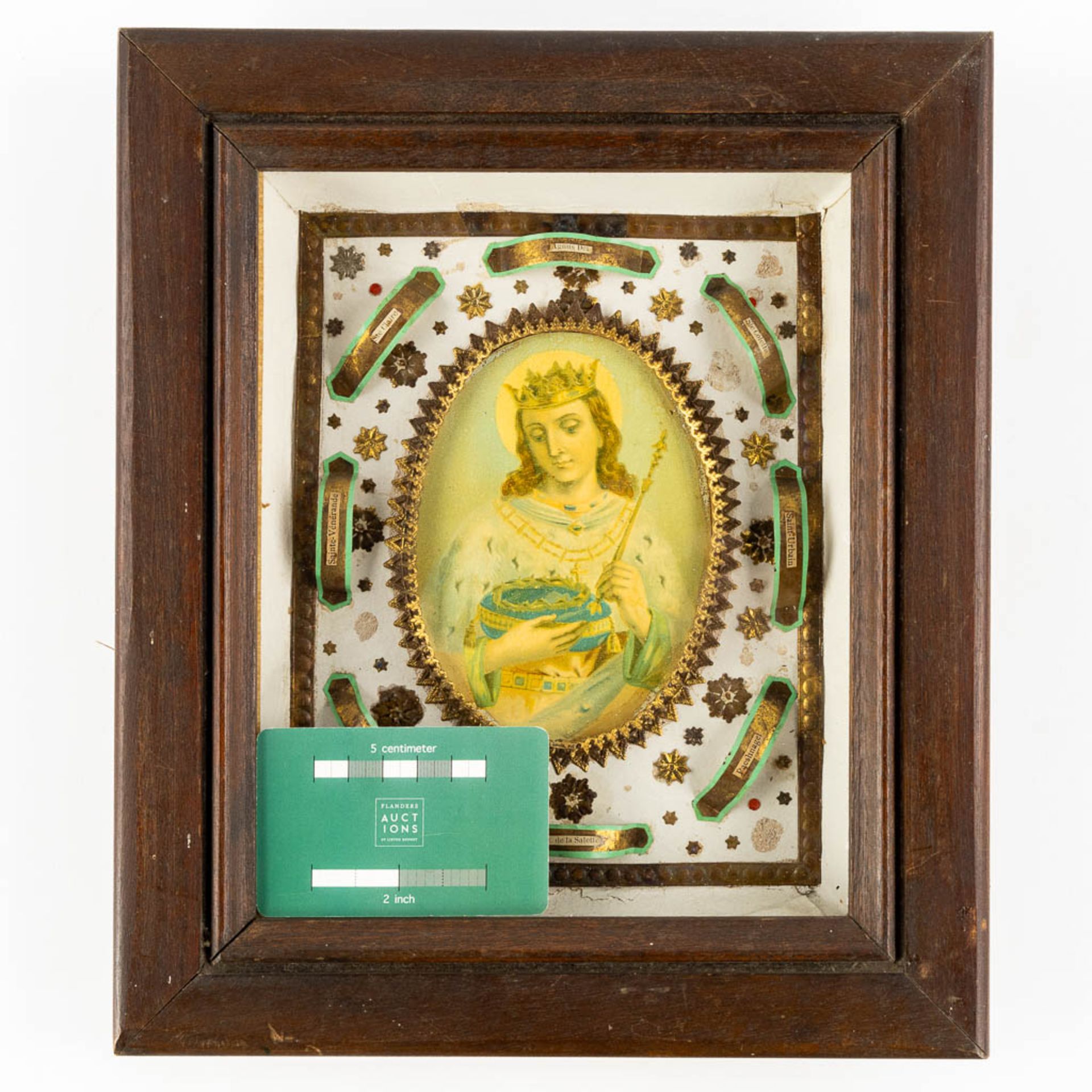 A vintage reliquary frame with 8 relics, in the middle an image of 'Saint Louis, Roi'. (W:25 x H:30 - Image 2 of 8