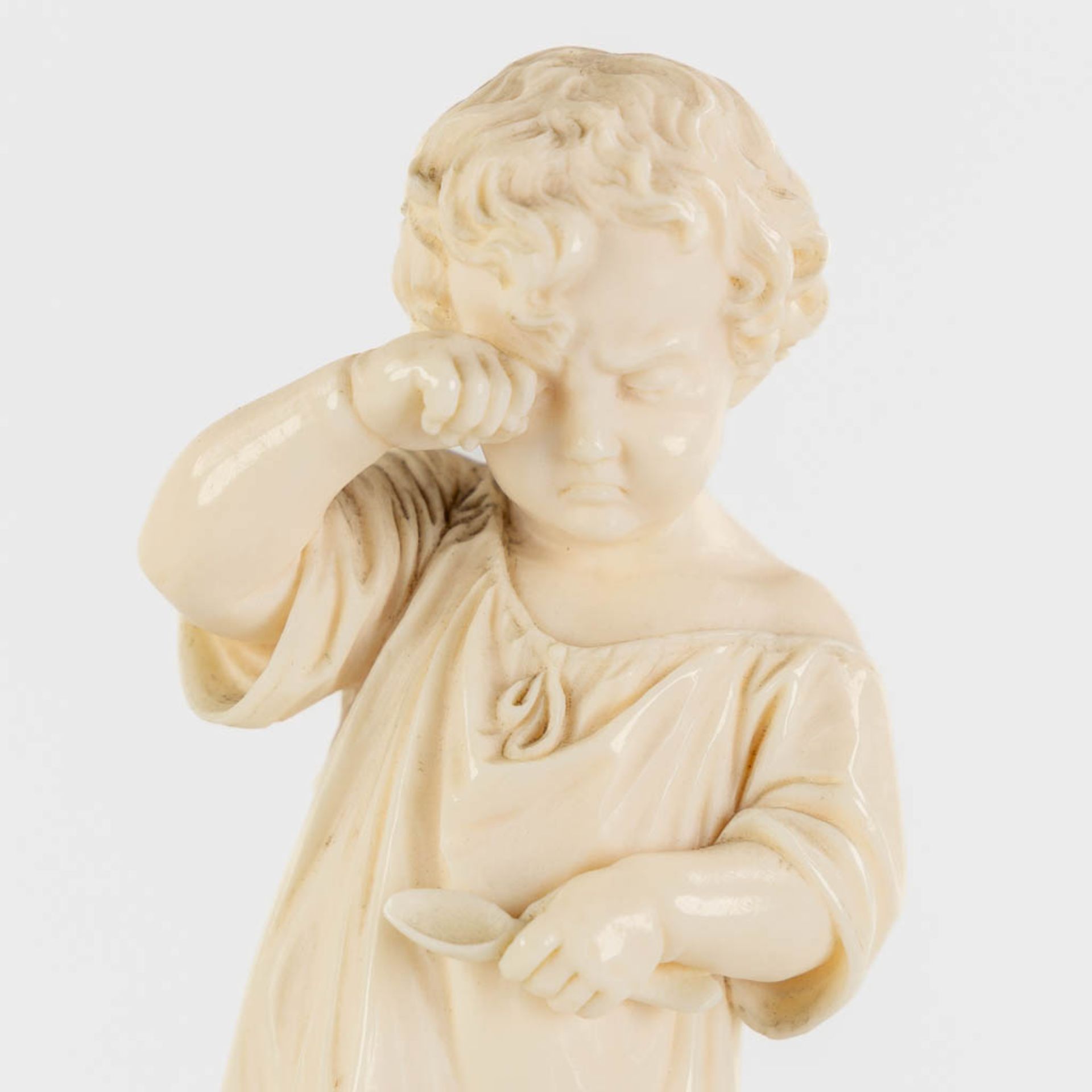 A pair of fine sculptures of Children, Ivory, Germany or Austria. 19th C. (H:19,5 x D:6 cm) - Bild 10 aus 10