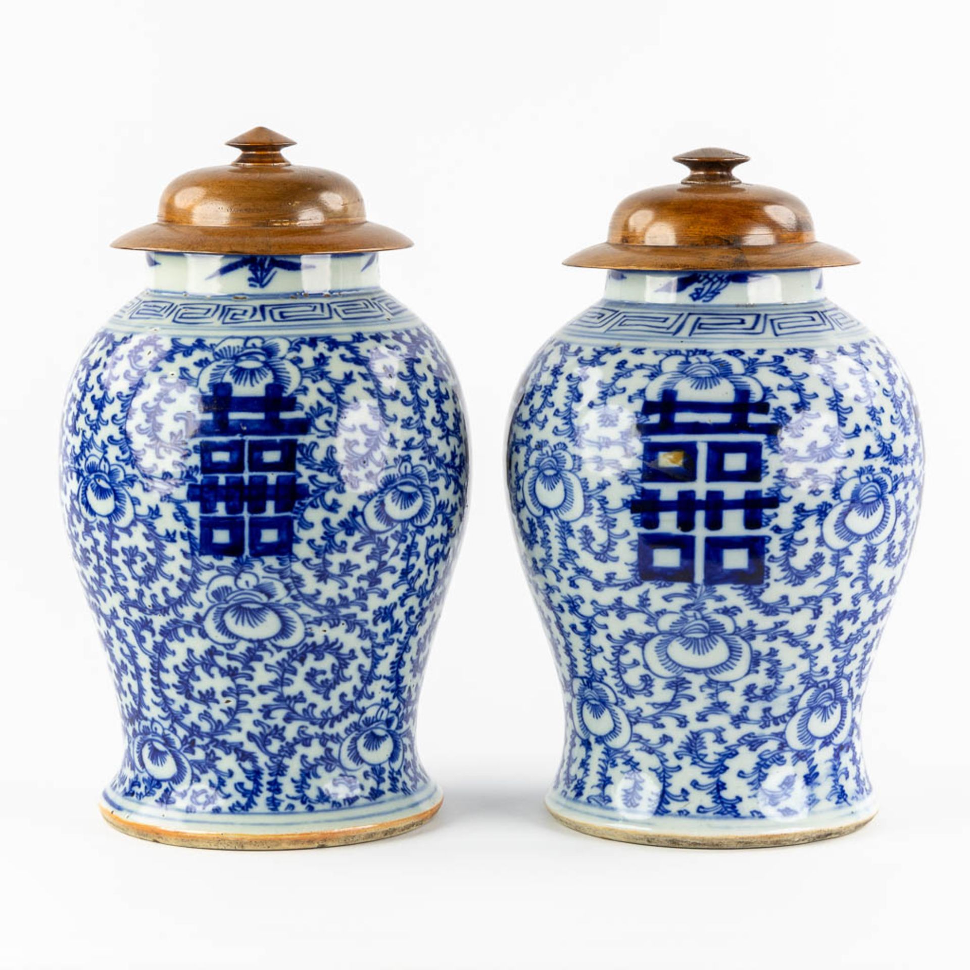 A pair of Chinese vases with a blue-white decor and a Double Xi-sign. 19th/20th C. (H:41 x D:26 cm) - Image 4 of 8