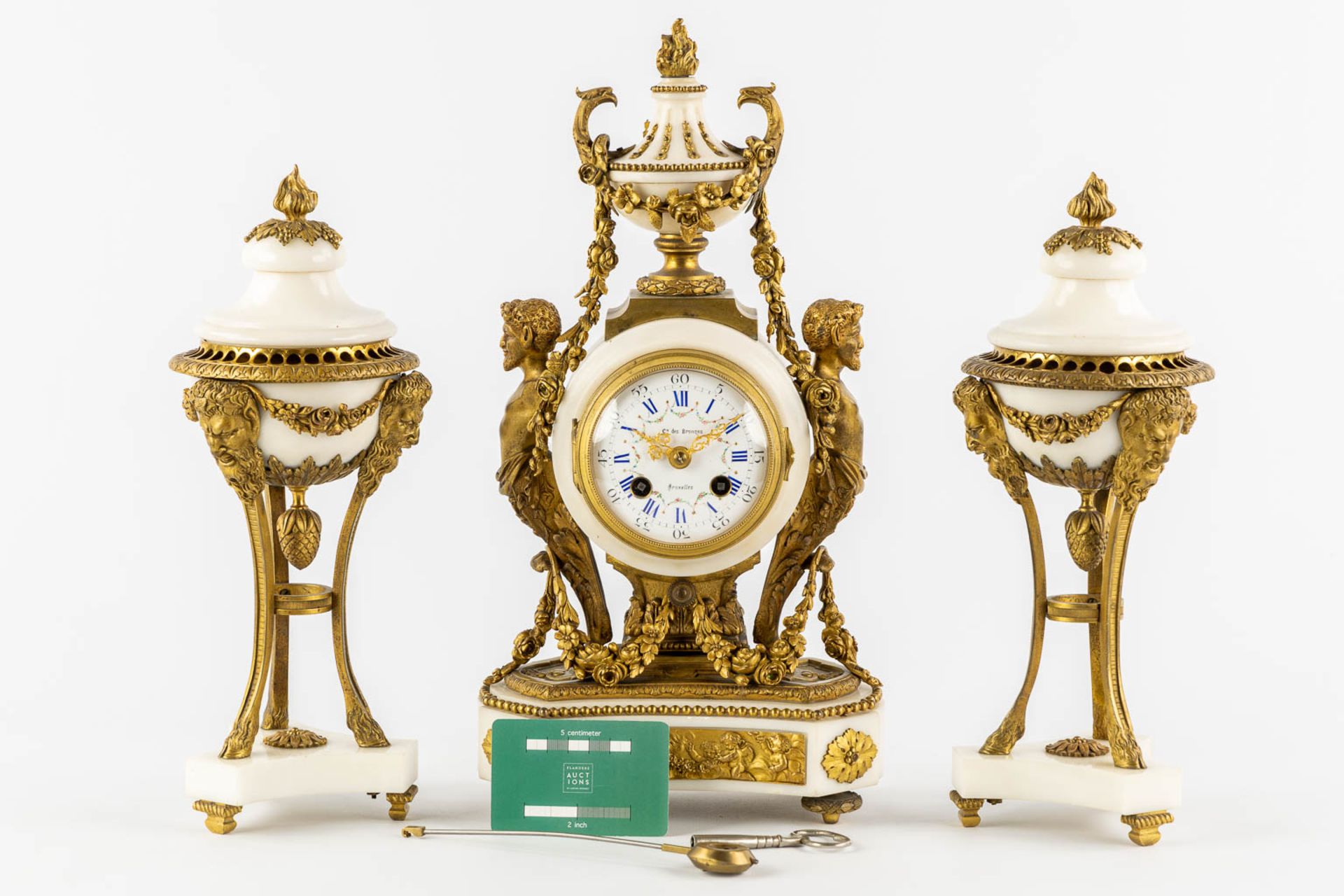 A three-piece mantle garniture clock and cassolettes, Carrara marble mounted with bronze, Louis XVI  - Bild 2 aus 14