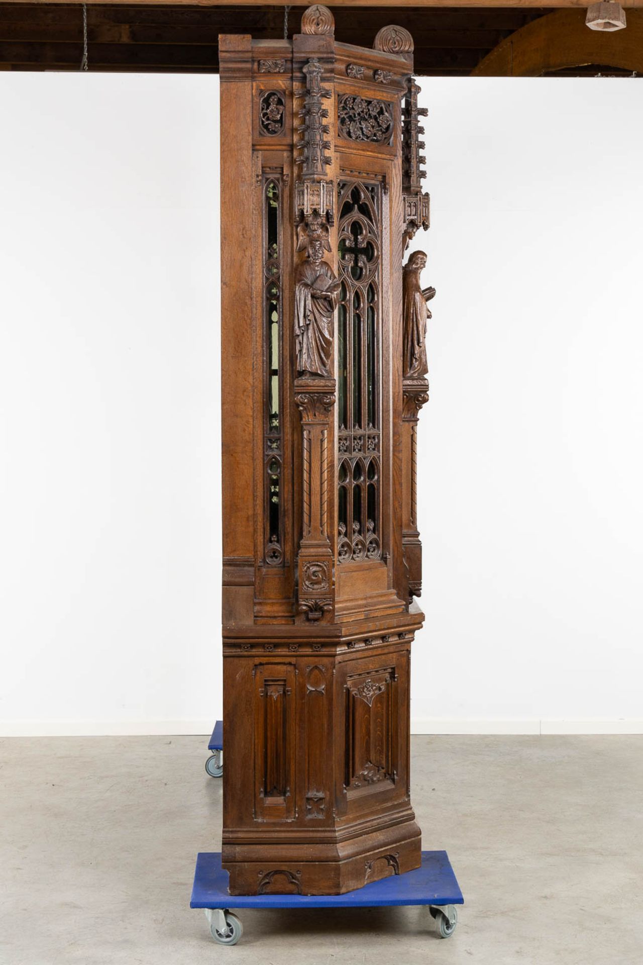 An exceptionally sculptured Gothic Revival library. Circa 1900. (L:62 x W:236 x H:264 cm) - Image 6 of 19