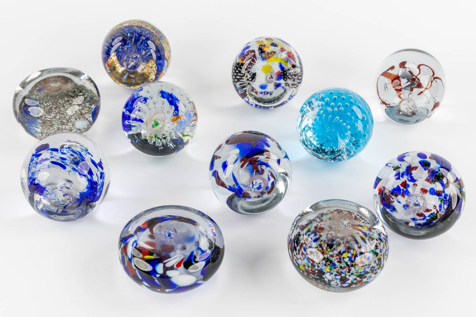 A large collection of 23 glass paperweights, Murano, Italy. (H:22,5 cm) - Bild 7 aus 17