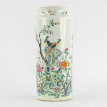 A Chinese vase decorated with fauna and flora. 19th/20th C. (H:33 x D:13 cm)