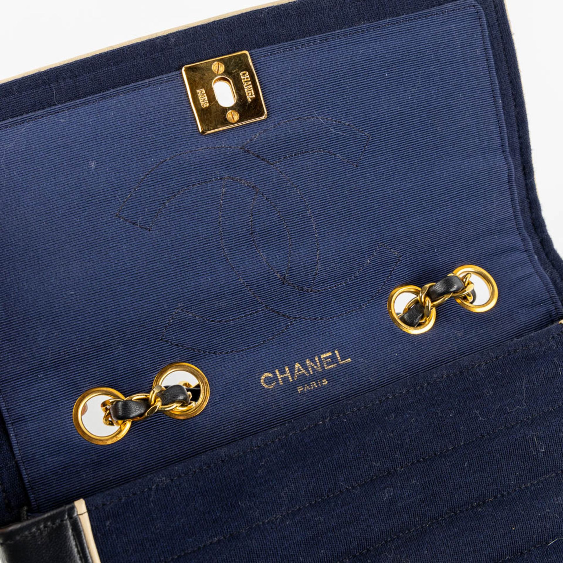 Chanel Classique, a woman's handbag, leather and fabrc. (W:24,5 x H:19 cm) - Image 14 of 17