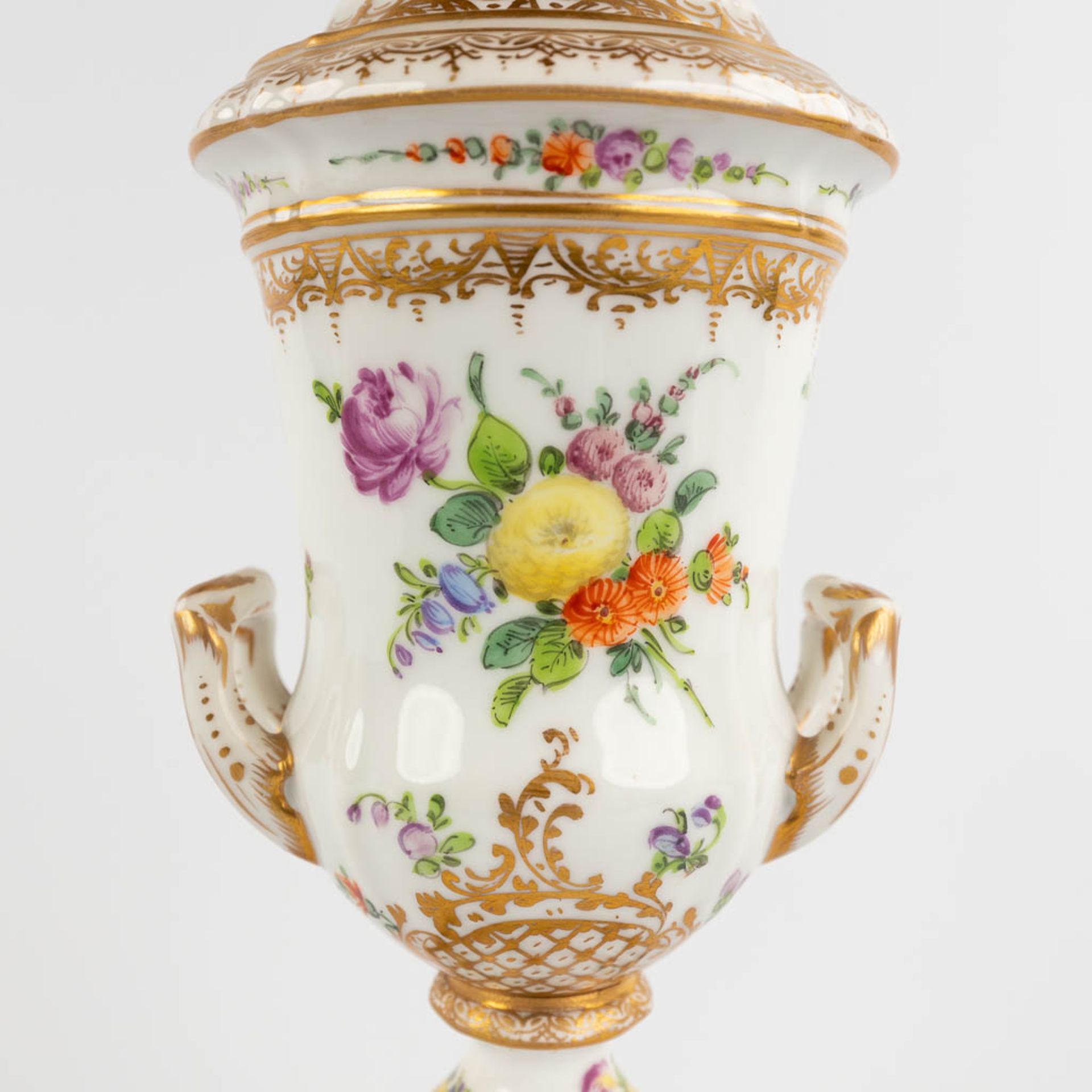 Dresden, a pair of polychrome urns with a lid. Hand-painted floral decor. (L:8,5 x W:9 x H:26 cm) - Bild 12 aus 14