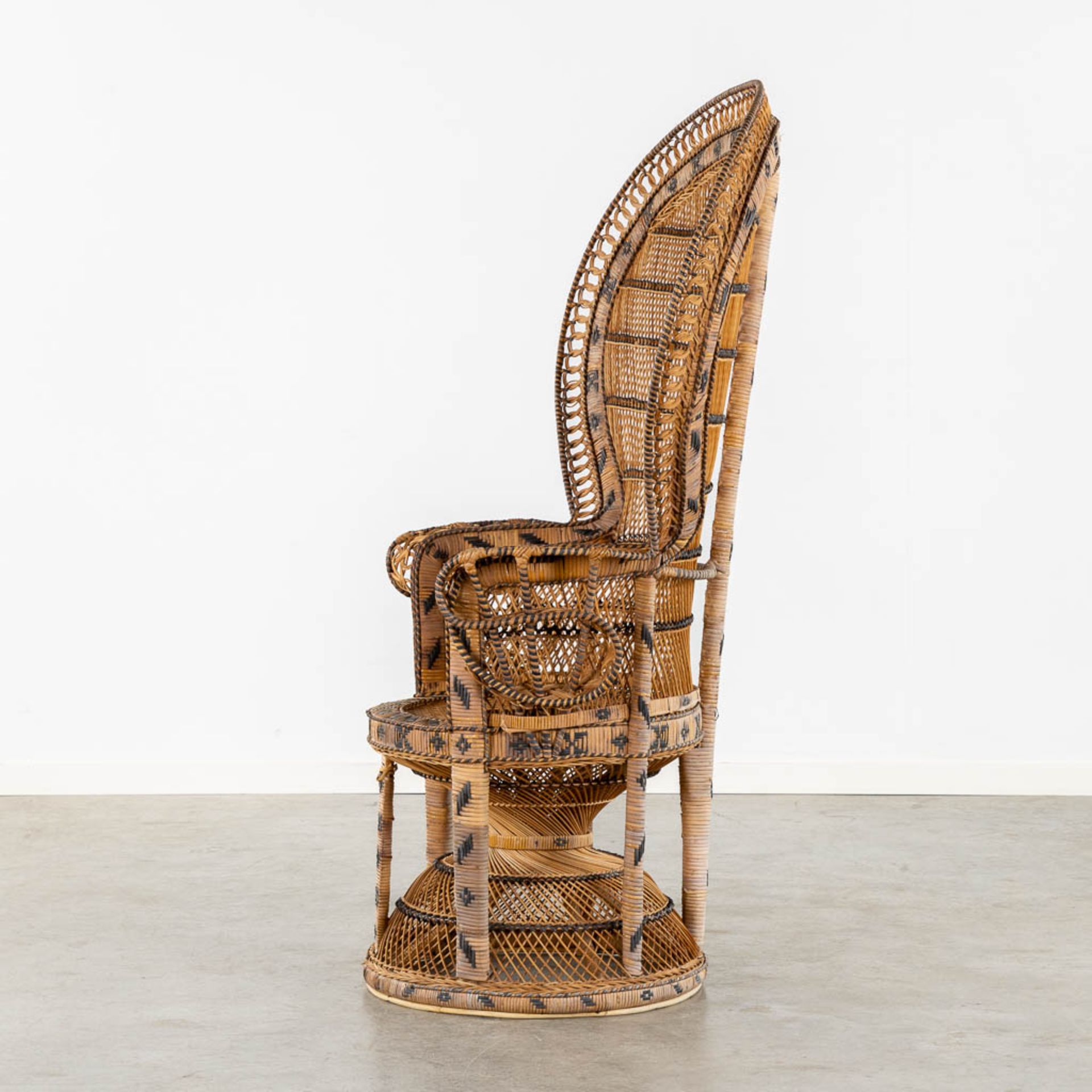 A large rotan 'Emmanuelle Chair' or Peacock chair. (L:57 x W:110 x H:145 cm) - Bild 4 aus 12