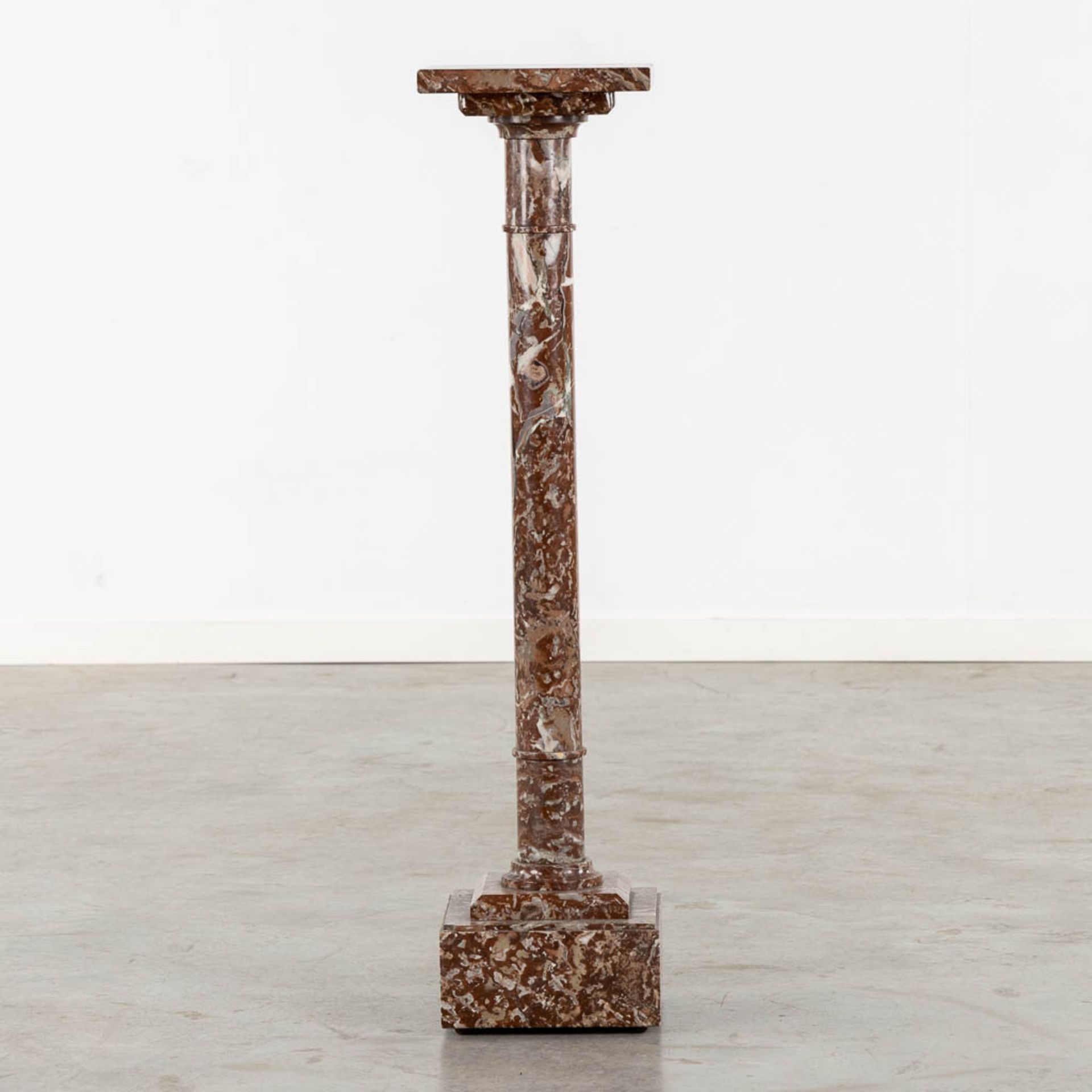 An elegant red marble pedestal with a revolving top. Circa 1900. (L:23 x W:23 x H:101 cm) - Image 3 of 11