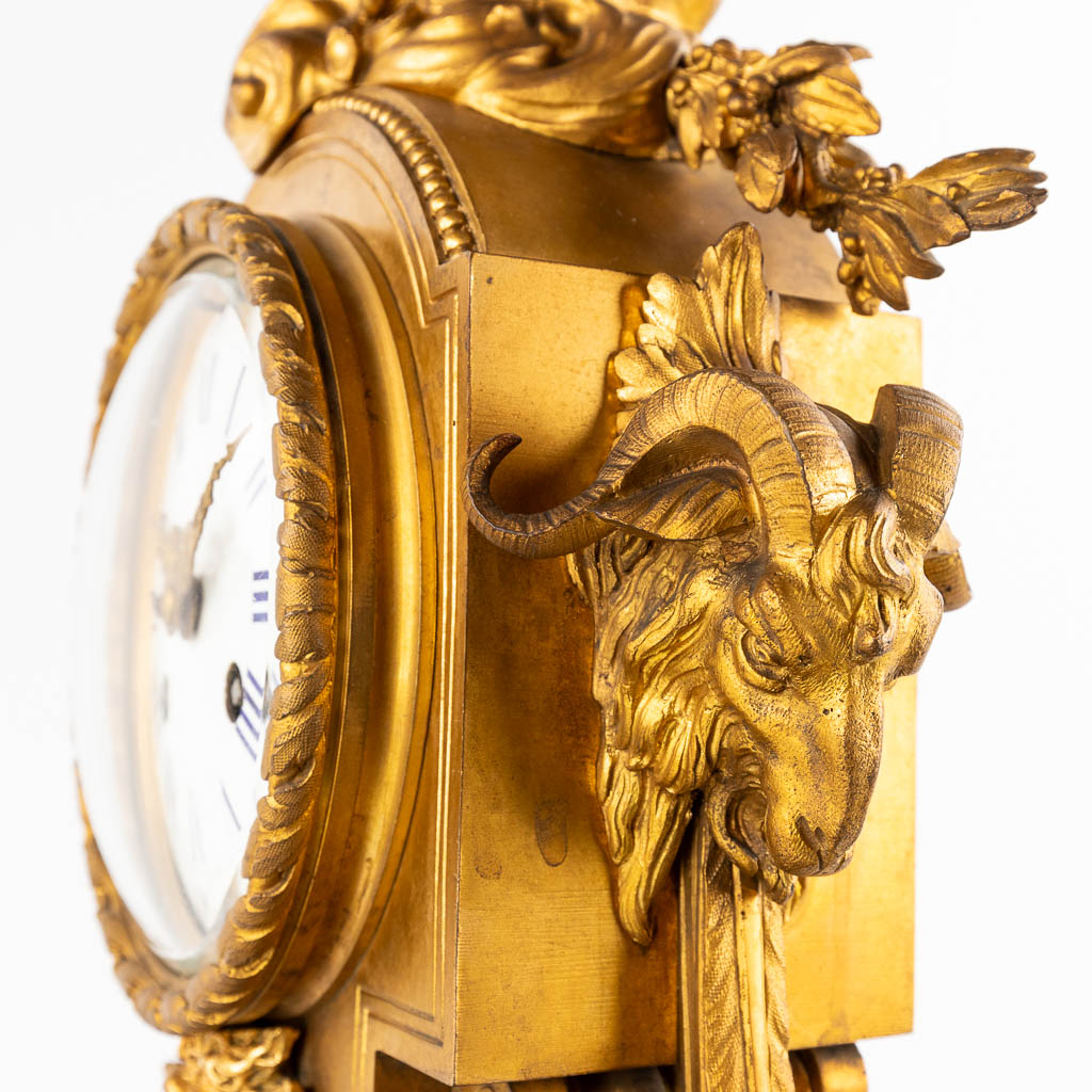 An antique mantle clock, gilt bronze in a Louis XVI style, decorated with ram's heads. Circa 1880. ( - Image 10 of 18