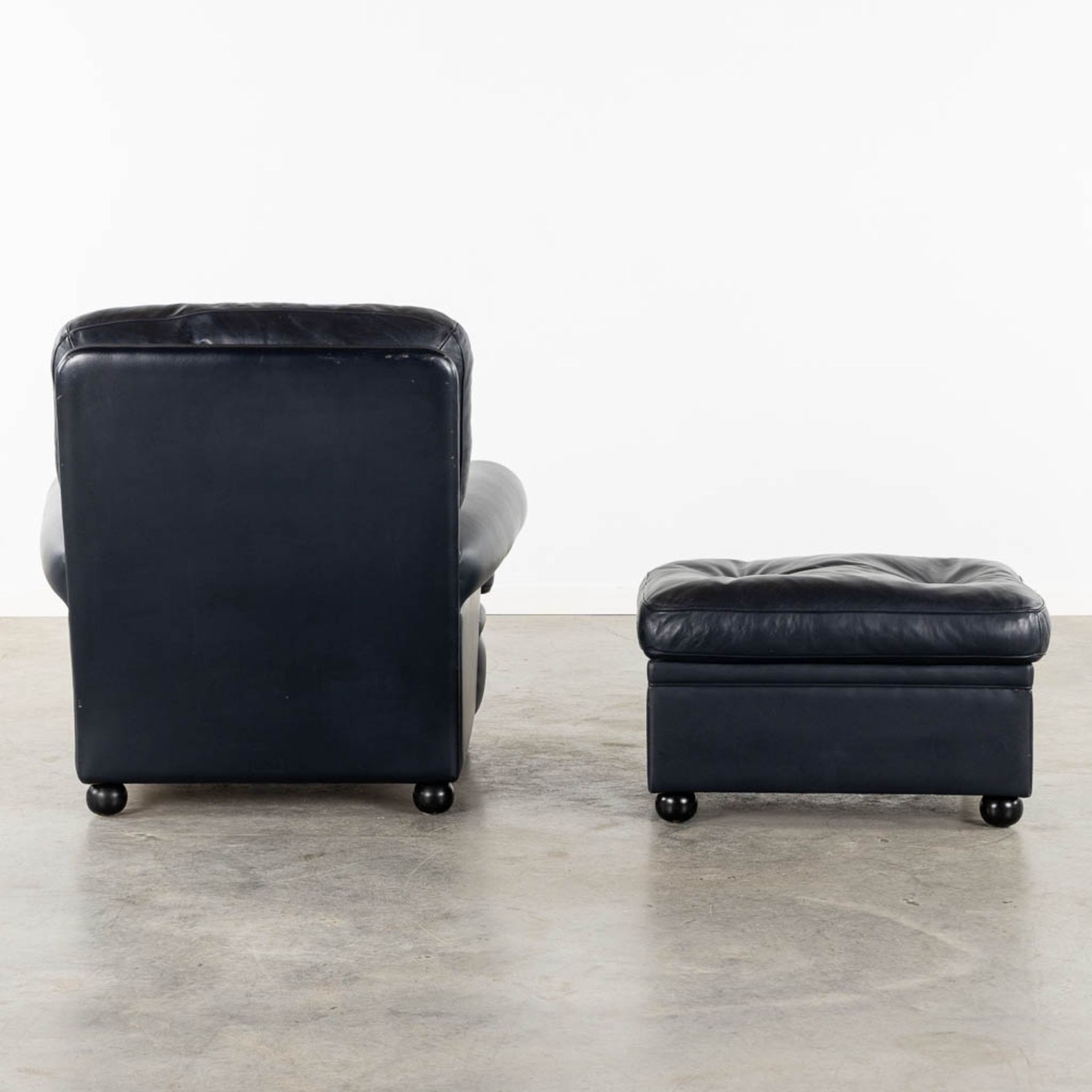 Poltrona Frau, a leather relaxing chair and matching ottoman. (L:90 x W:90 x H:88 cm) - Image 5 of 16