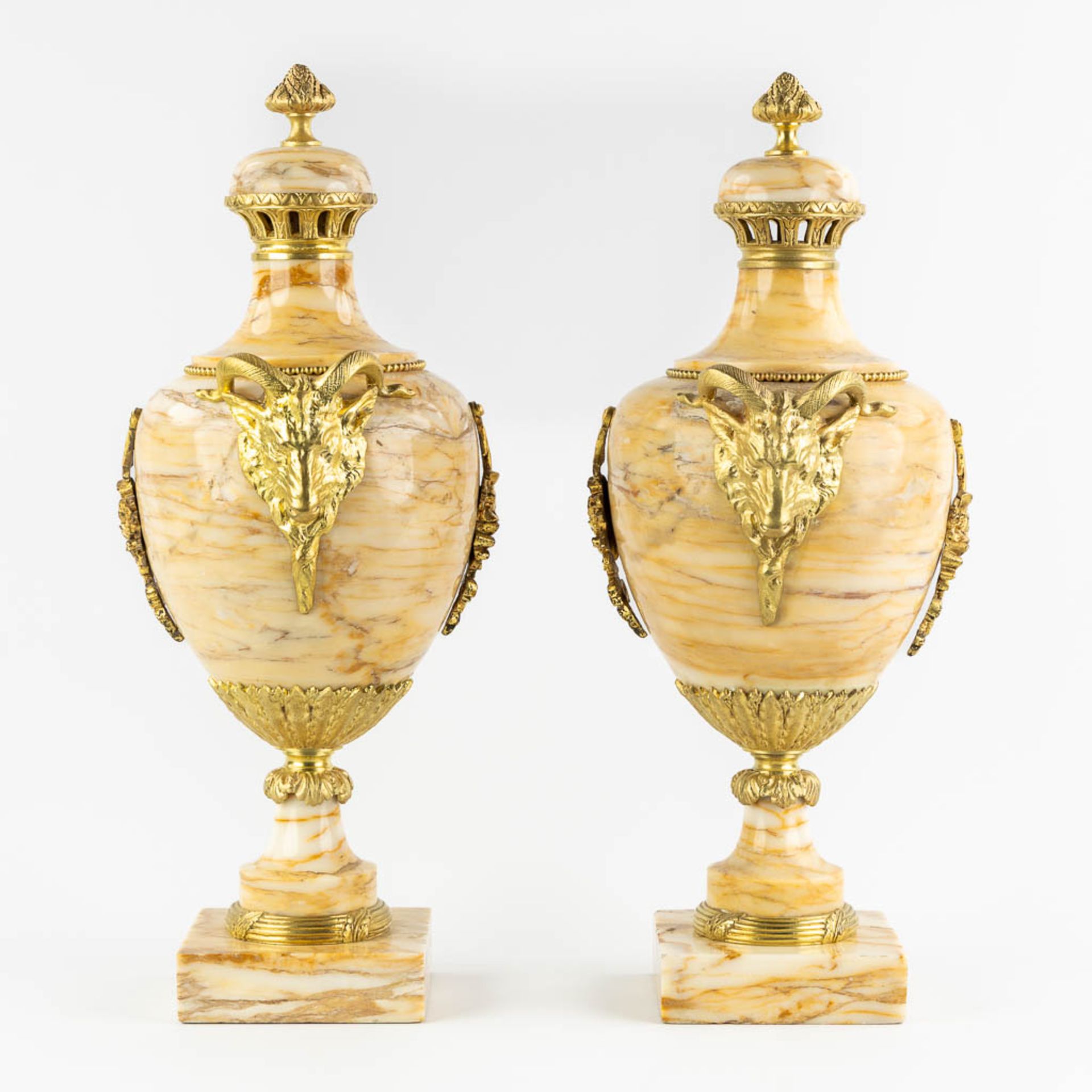 A pair of marble cassolettes, decorated with gilt bronze ram's heads. 19th C. (L:21 x W:25 x H:54 cm - Image 6 of 14