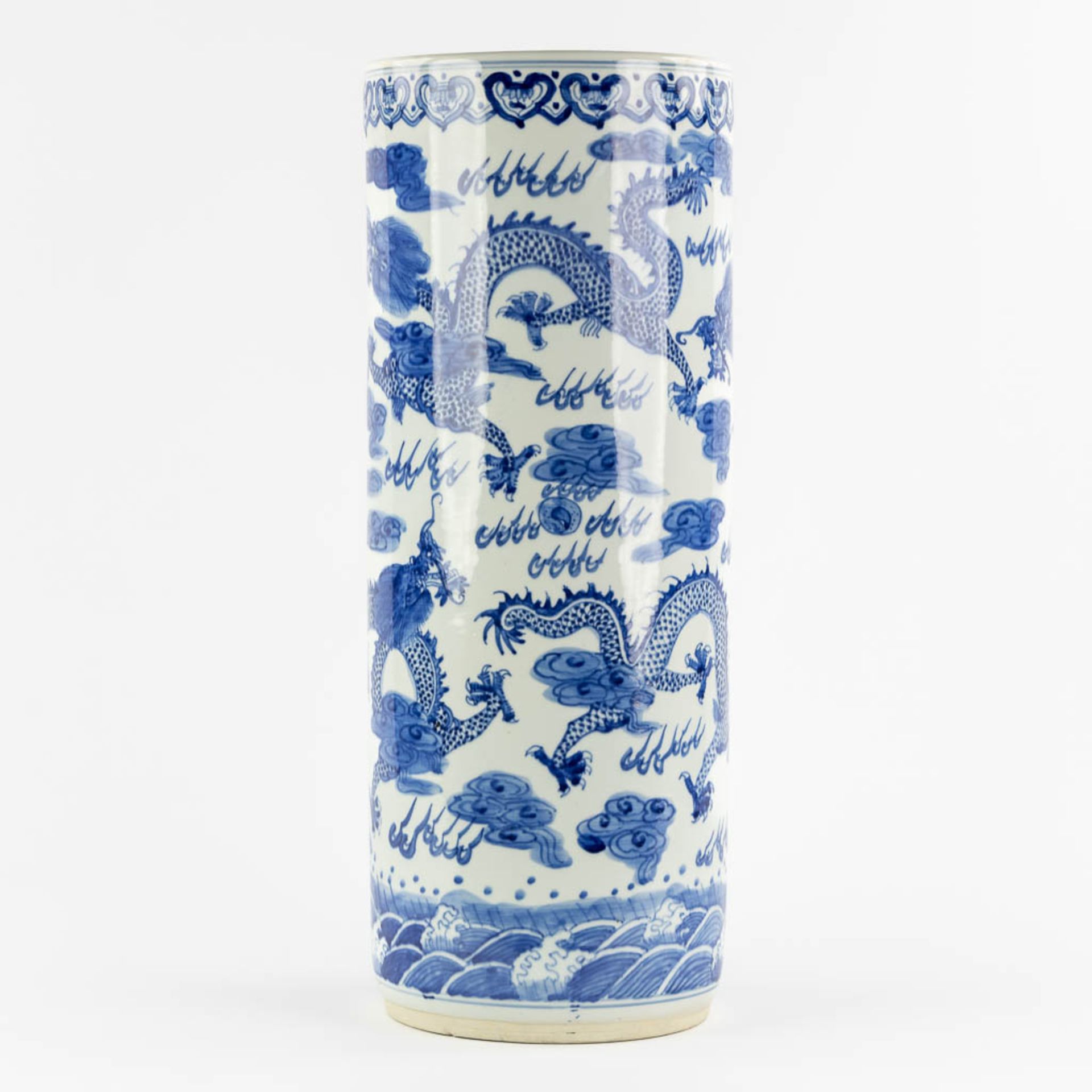 An Oriental umbrella stand, blue-white decor of dragons. 20th C. (H:60 x D:24 cm) - Image 4 of 11