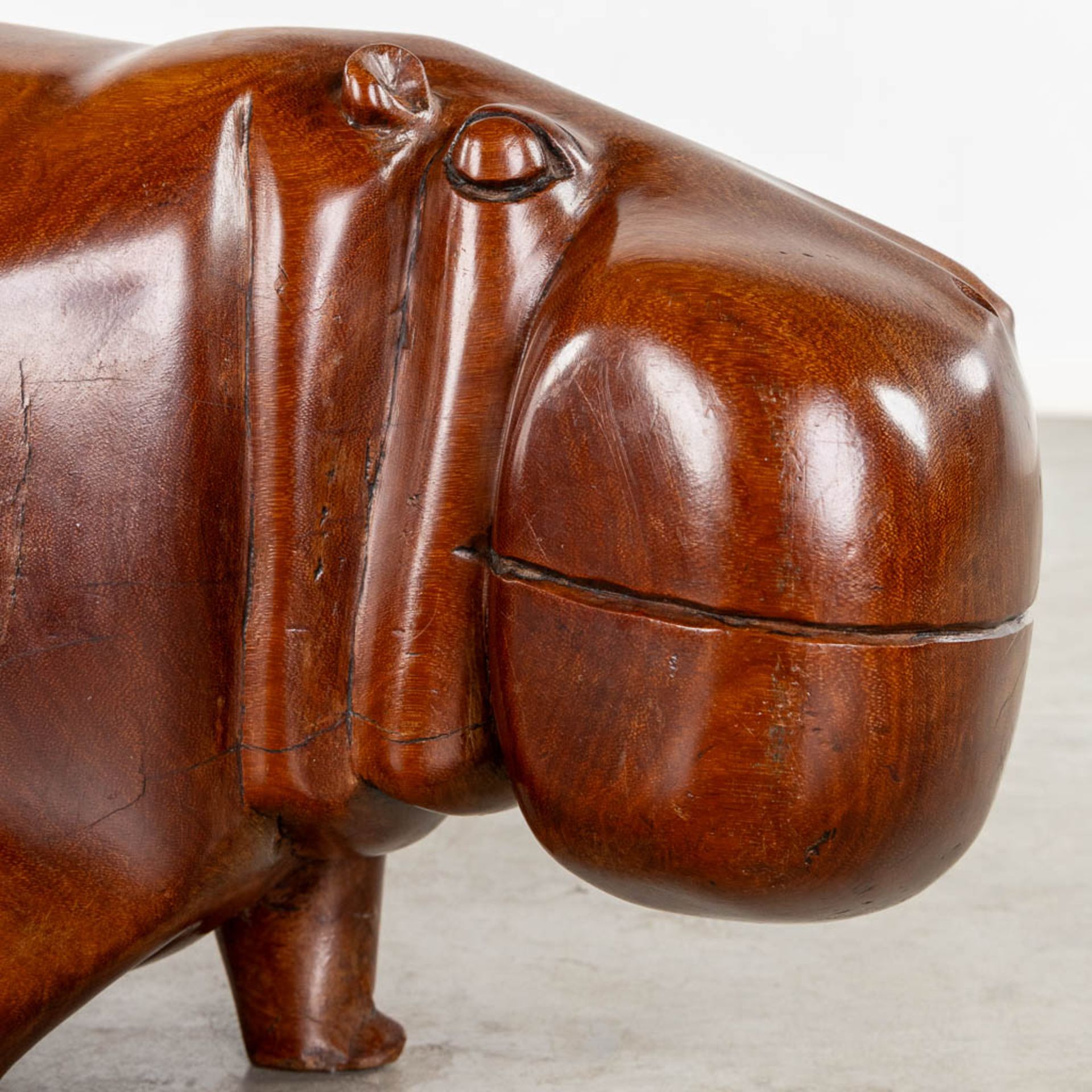 Two benches in the shape of a hippo, sculptured mahogany. (L:50 x W:94 x H:35 cm) - Image 8 of 13