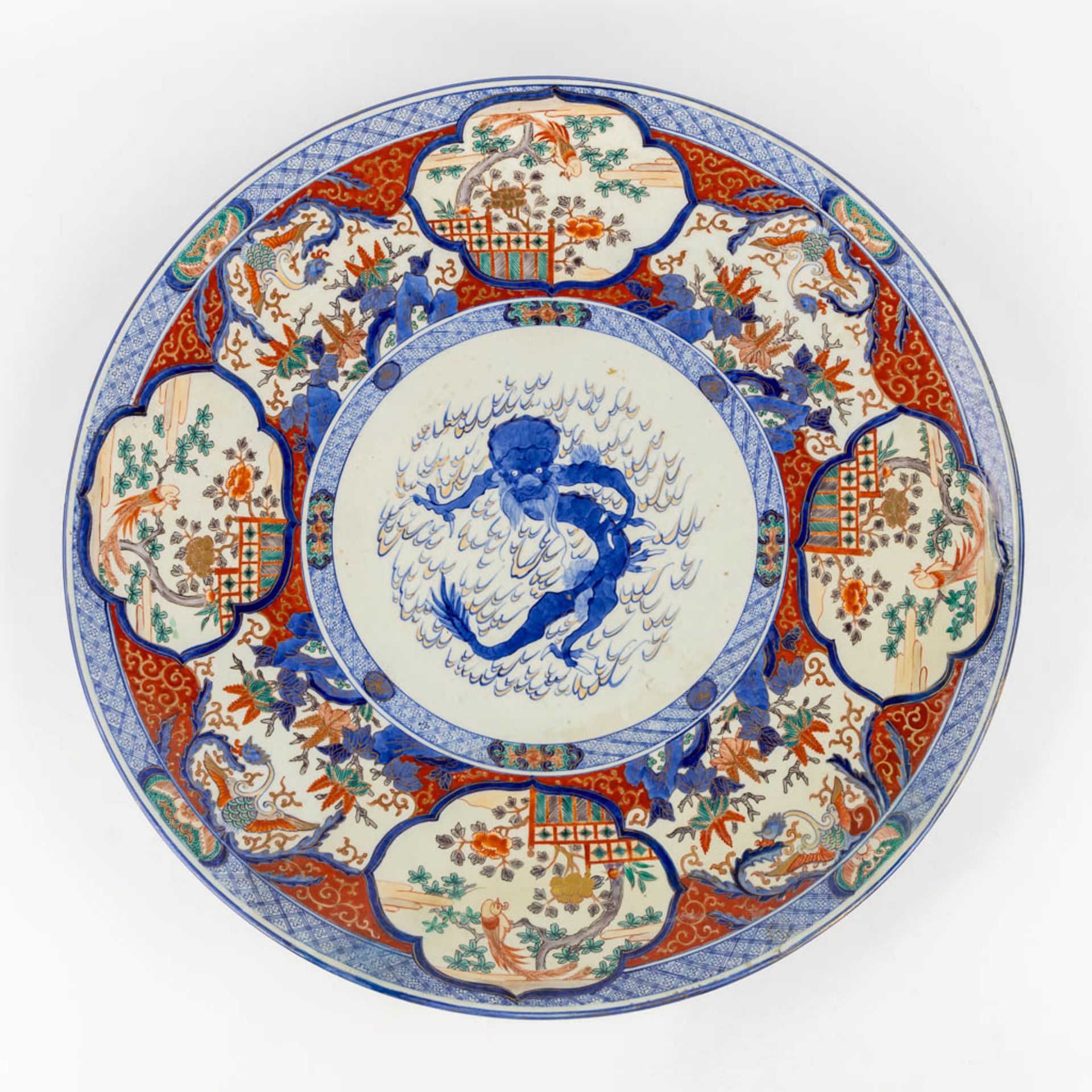 An exceptionally large Japanese Imari plate, 19th C. (D:62 cm) - Bild 7 aus 15