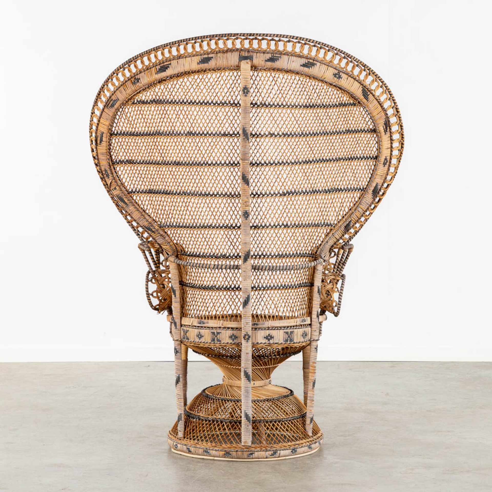 A large rotan 'Emmanuelle Chair' or Peacock chair. (L:57 x W:110 x H:145 cm) - Bild 5 aus 12
