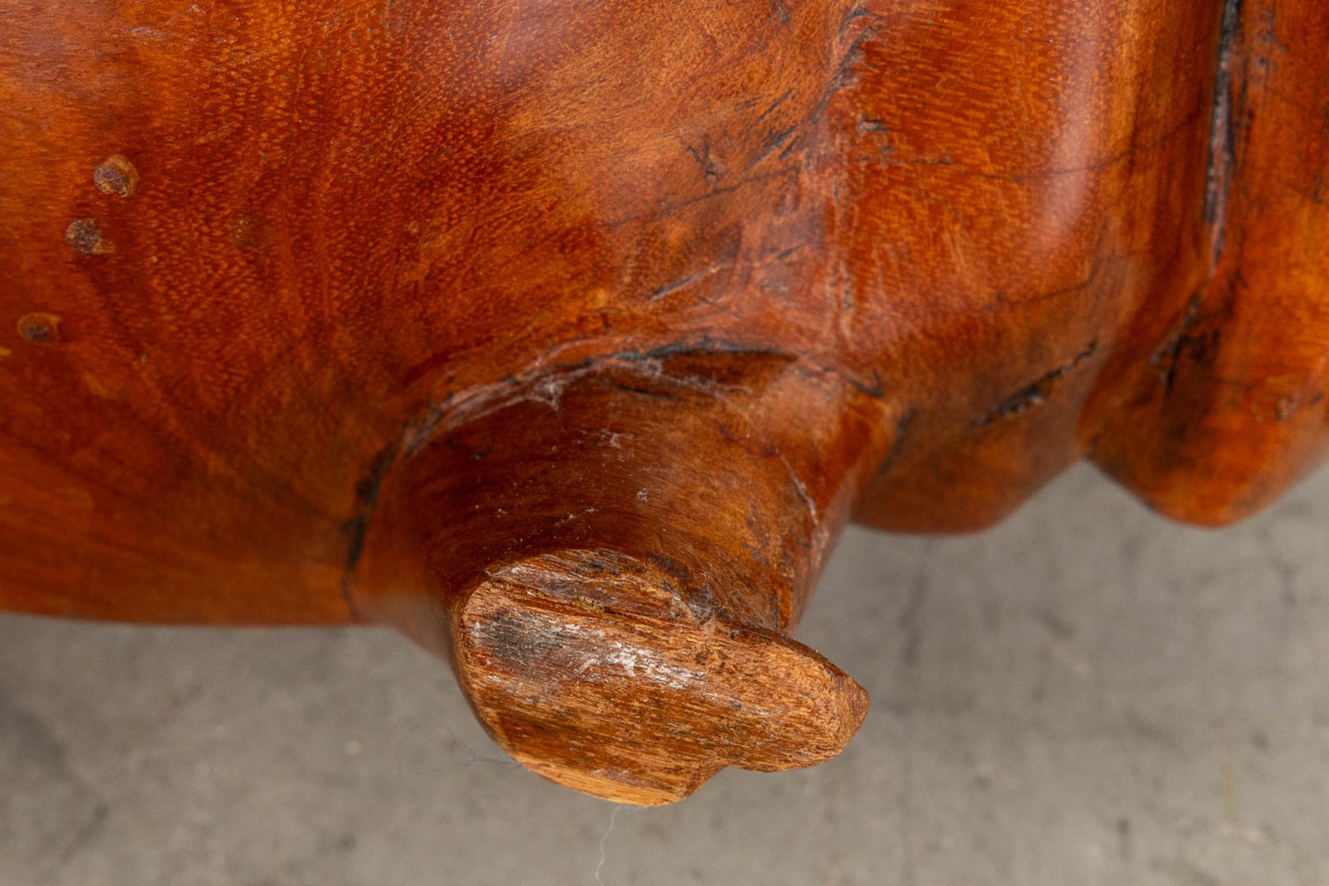 Two benches in the shape of a hippo, sculptured mahogany. (L:50 x W:94 x H:35 cm) - Image 11 of 13