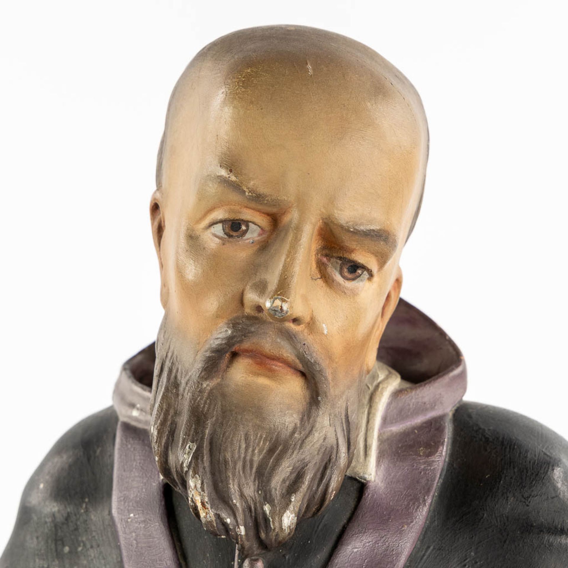 An antique reliquary buste of a saint. Sculptured and patinated wood. 19th C. (L:14 x W:25 x H:50 cm - Bild 10 aus 15