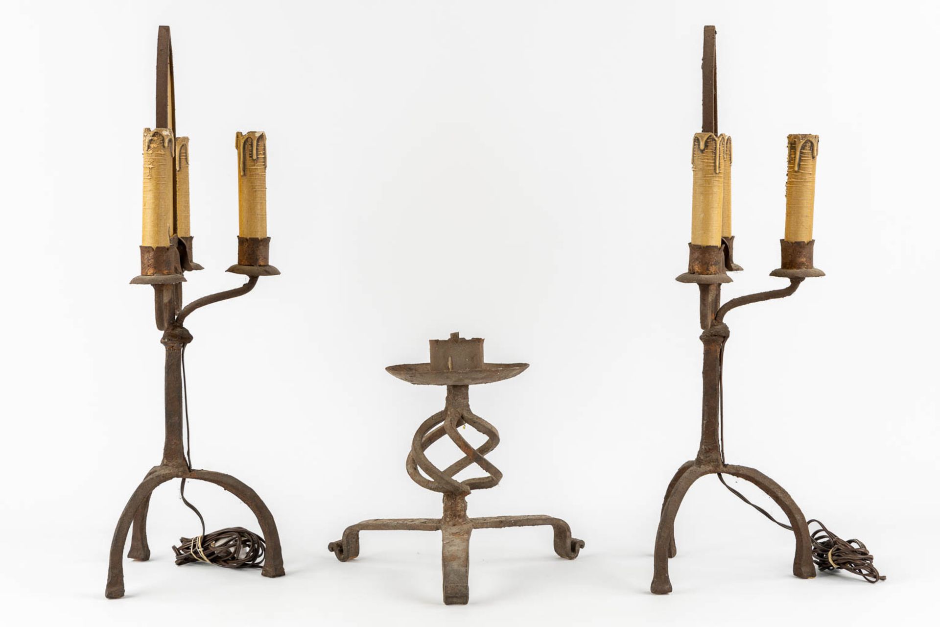 A pair of wrought iron table lamps in a Gothic Revival style. Added a candlestick. (H:63 cm) - Image 6 of 9