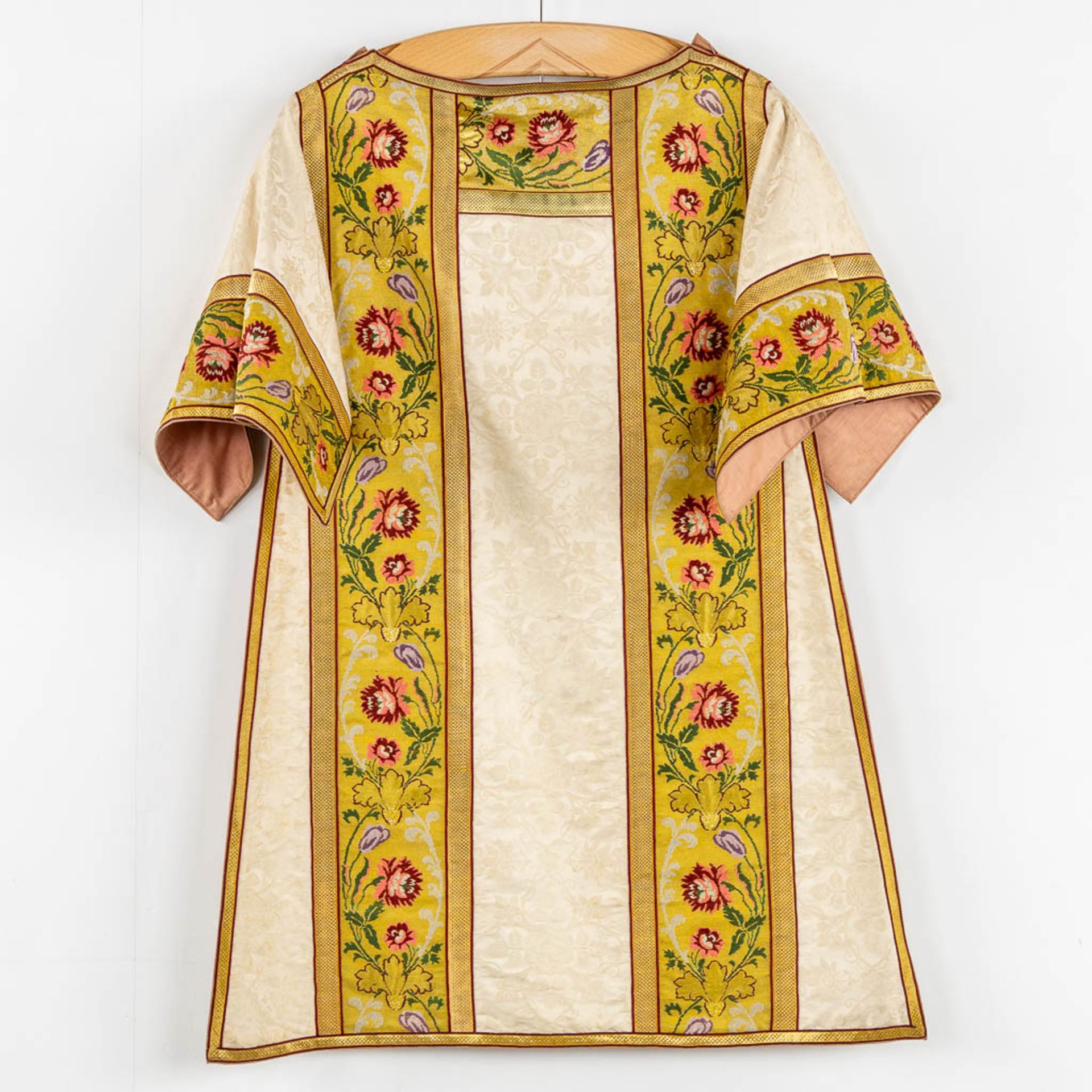 Four Dalmatics and two Roman Chasubles, Embroideries with floral decors. - Bild 10 aus 39