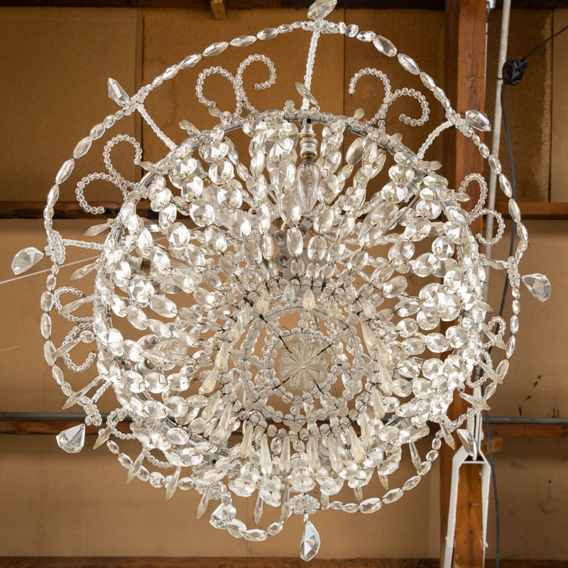 An antique 'Sac-à-Perles' chandelier, metal mounted with glass. Circa 1920. (H:110 x D:76 cm) - Bild 8 aus 8