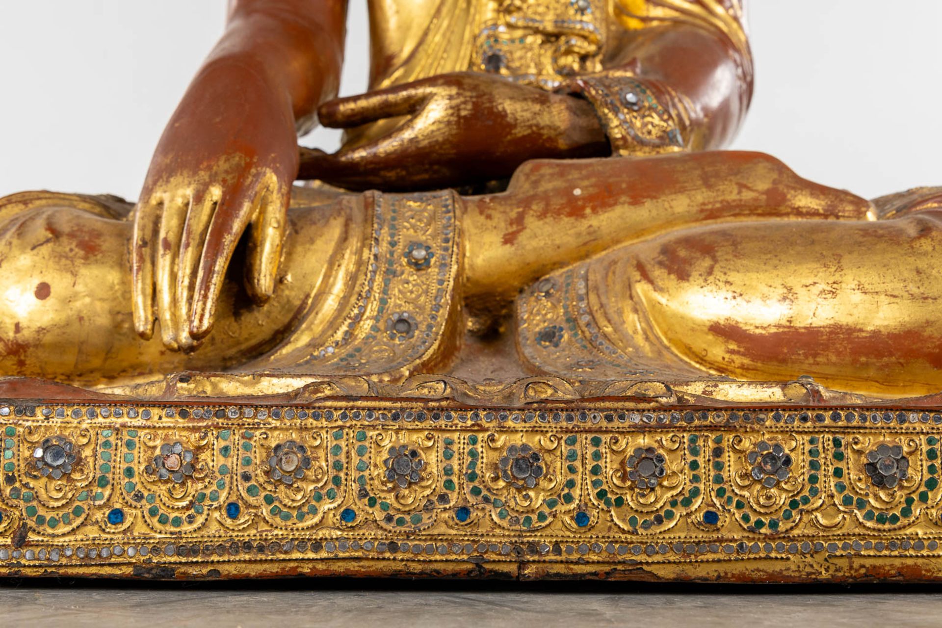 A large wood-sculptured Mandalay Buddha figure, Probably Birma, 19th C. (W:45 x H:72 cm) - Image 11 of 14