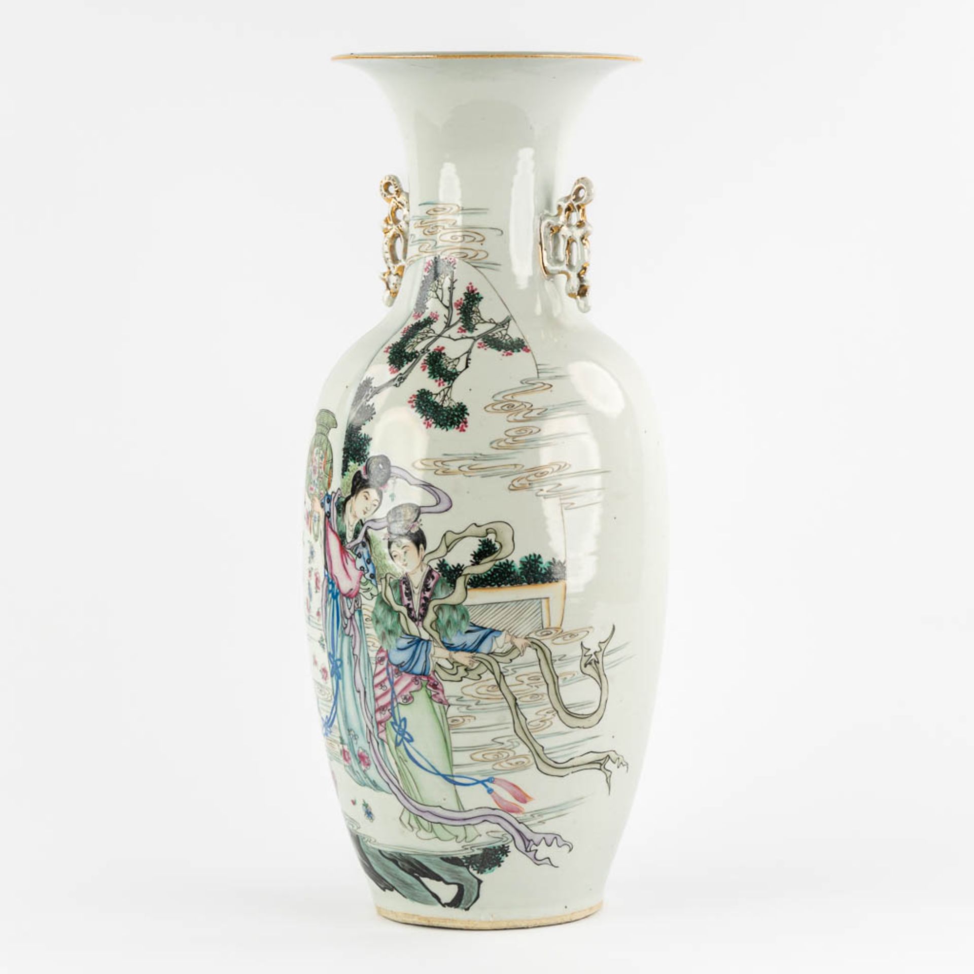 A Chinese vase decorated with ladies, 19th/20th C. (H:57 x D:25 cm) - Bild 3 aus 13