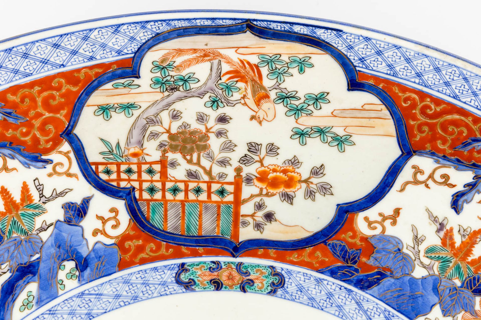 An exceptionally large Japanese Imari plate, 19th C. (D:62 cm) - Bild 9 aus 15