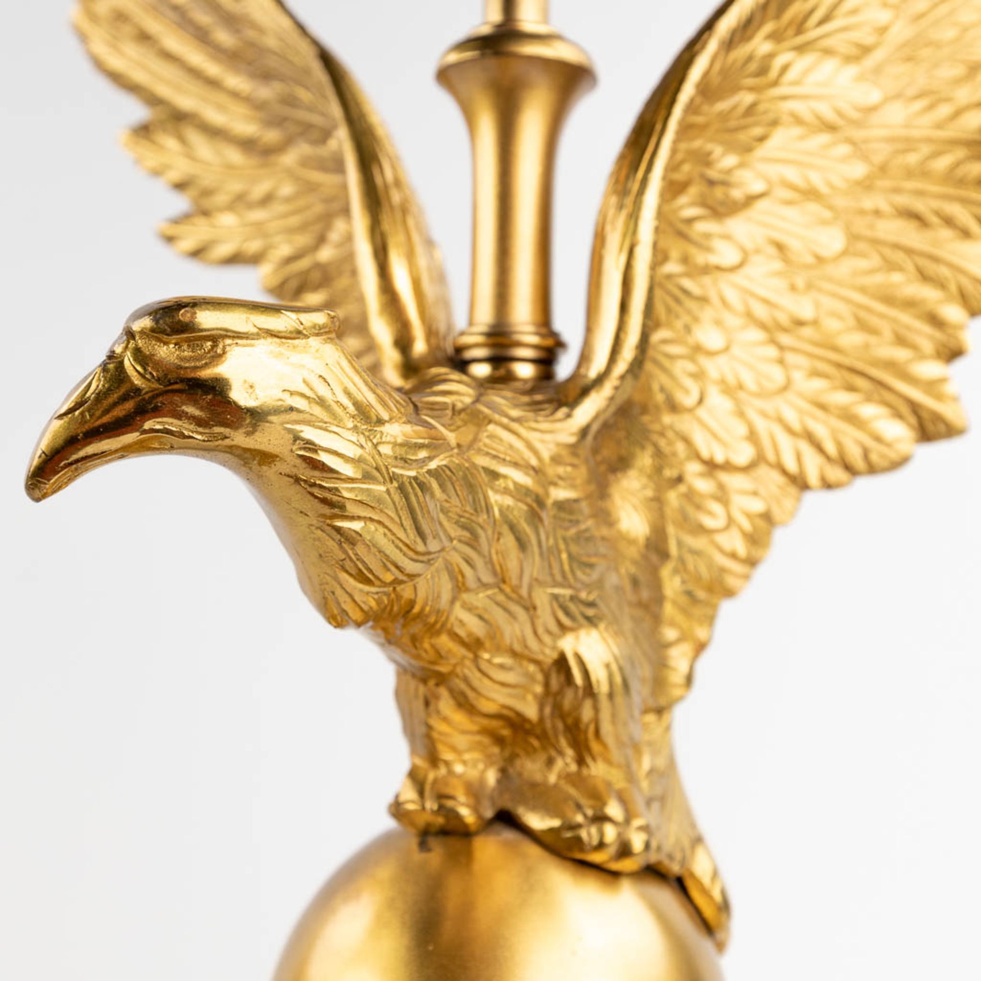 A pair of table lamps with an eagle figurine. Hollywood Regency style. 20th C. (L:15 x W:30 x H:61,5 - Image 9 of 9