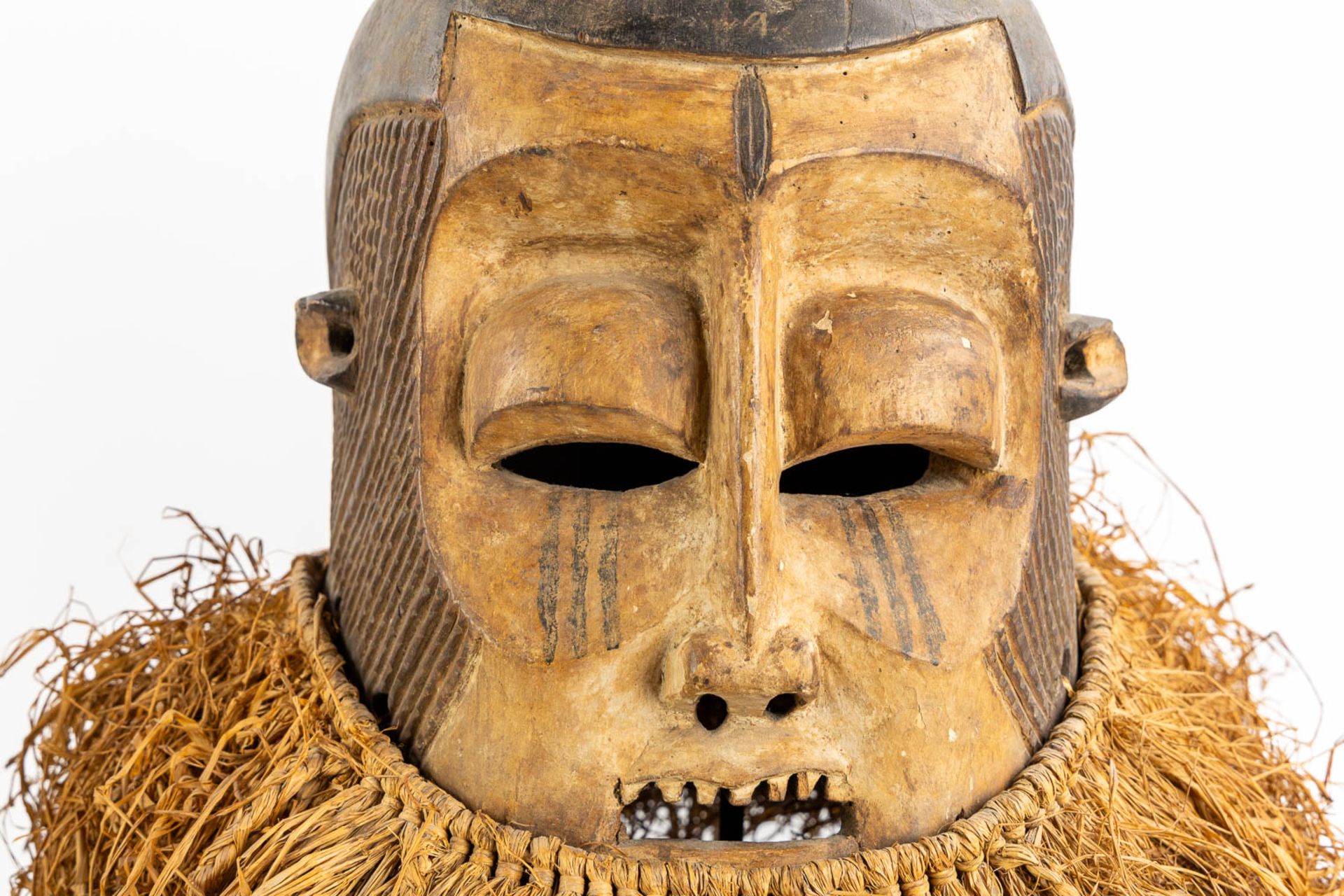 Suku Tribe, two decorative African masks. Wood and straw. (L:44 x W:40 x H:48 cm) - Image 8 of 11