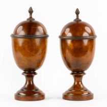 A pair of English cassolettes or Urns, Mahogany. 20th C. (H:36 x D:16 cm)