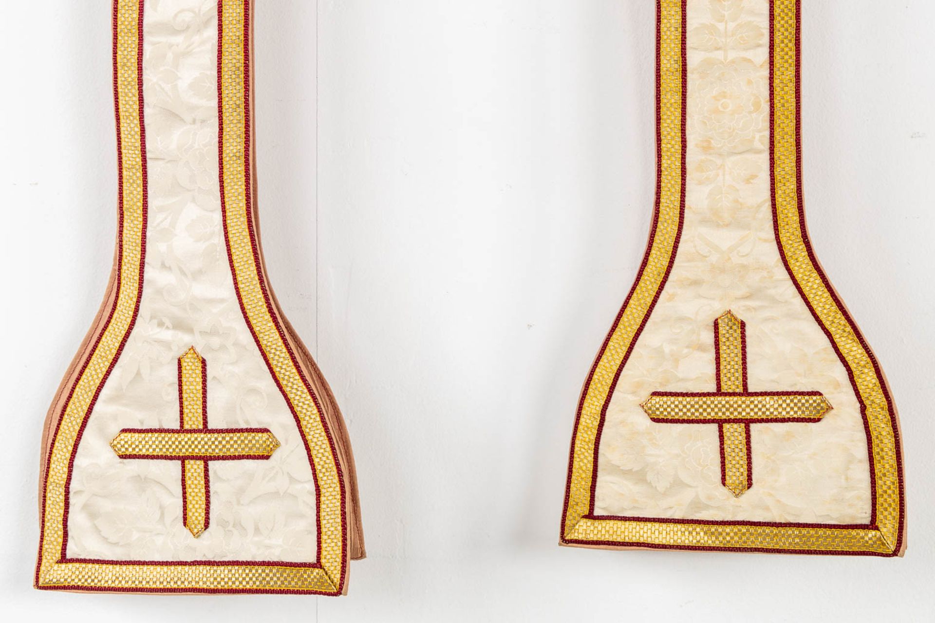 Four Dalmatics and two Roman Chasubles, Embroideries with floral decors. - Bild 38 aus 39
