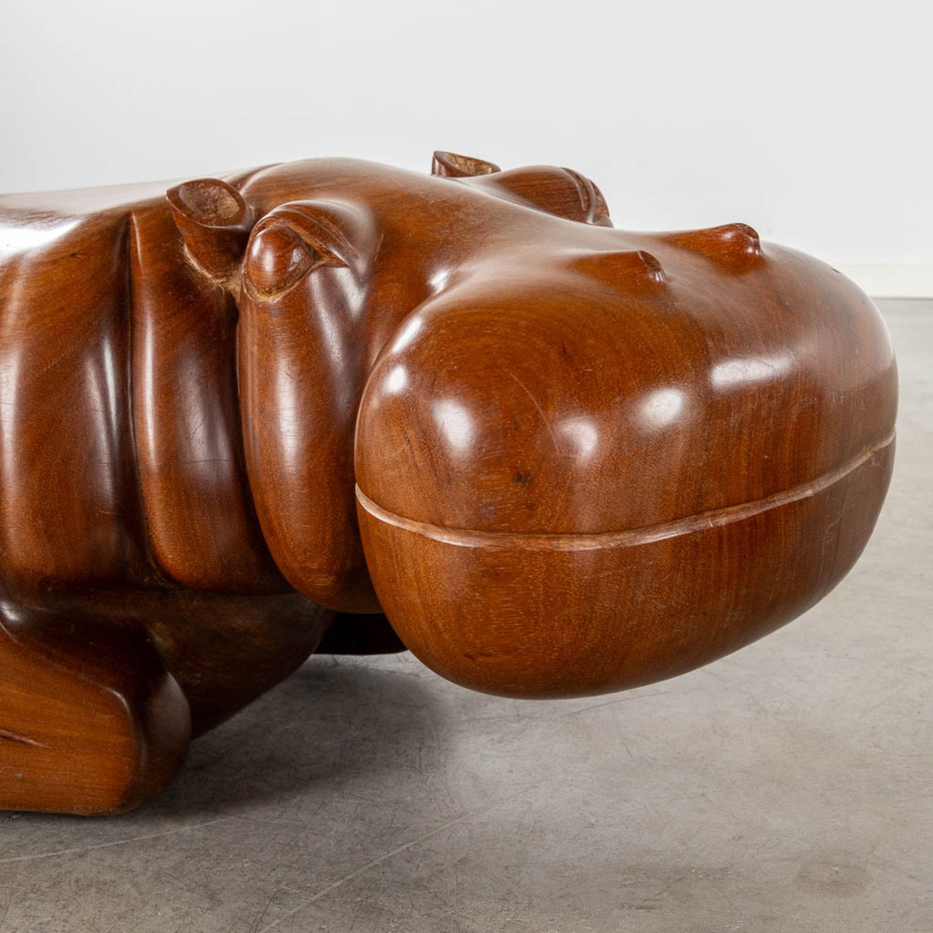 Two benches in the shape of a hippo, sculptured mahogany. (L:50 x W:94 x H:35 cm) - Image 9 of 13