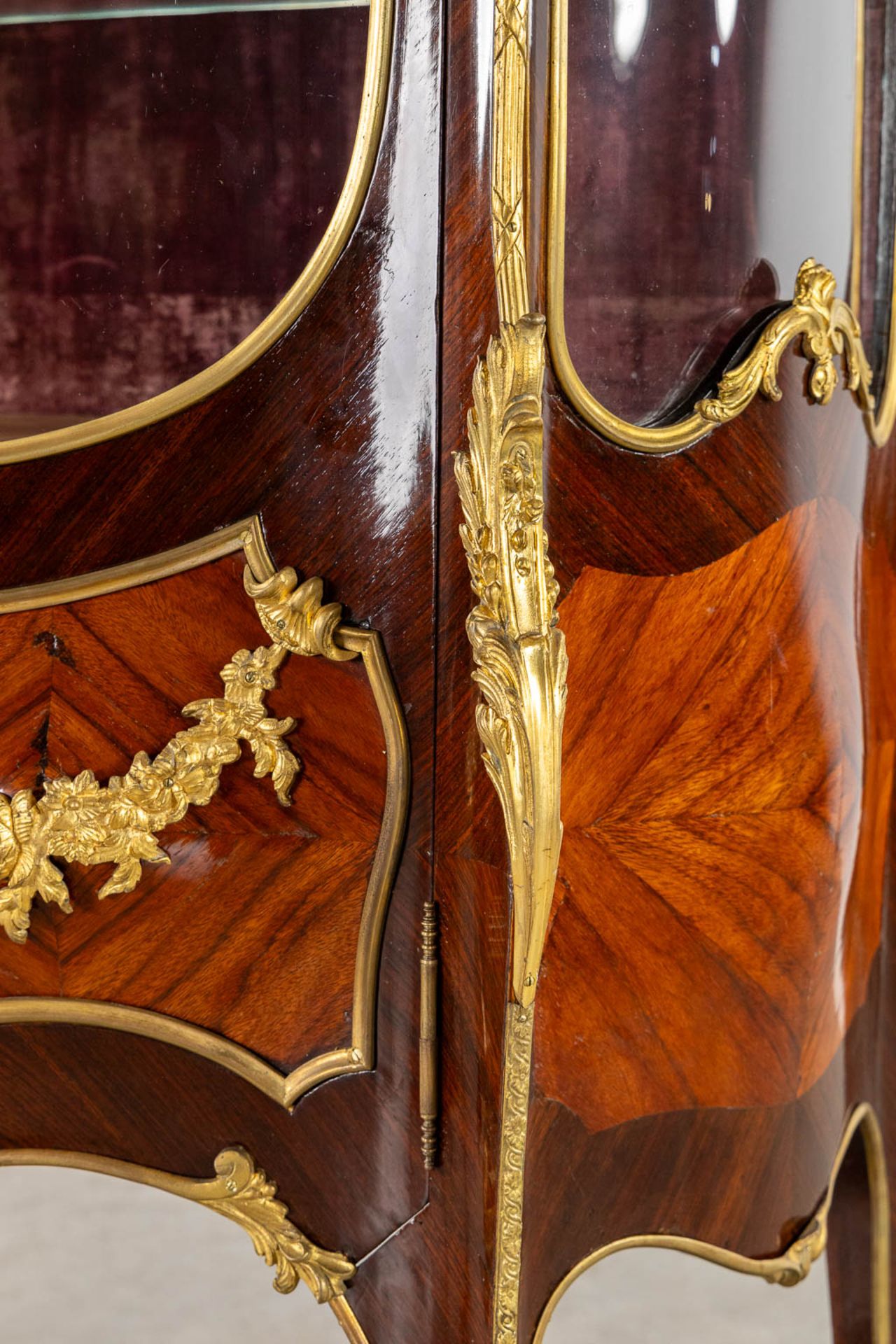An outstanding display cabinet mounted with ormolu bronze, Louis XV style, Napoleon 3 period. 19th C - Bild 11 aus 15