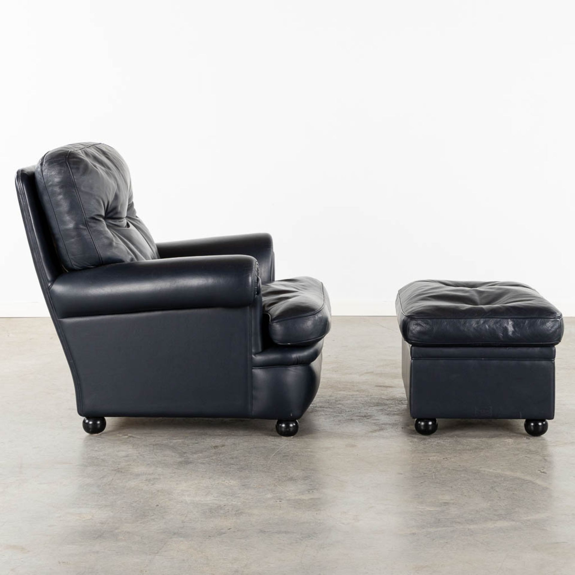 Poltrona Frau, a leather relaxing chair and matching ottoman. (L:90 x W:90 x H:88 cm) - Image 4 of 16
