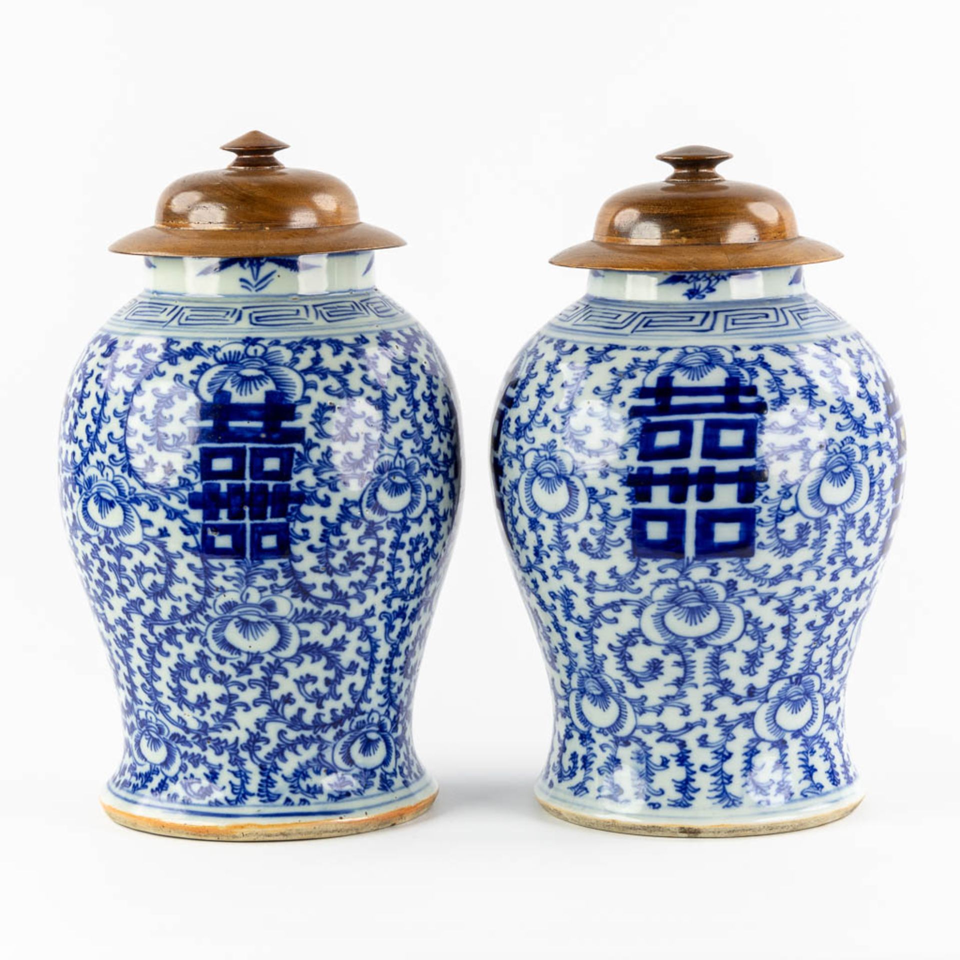 A pair of Chinese vases with a blue-white decor and a Double Xi-sign. 19th/20th C. (H:41 x D:26 cm) - Image 5 of 8