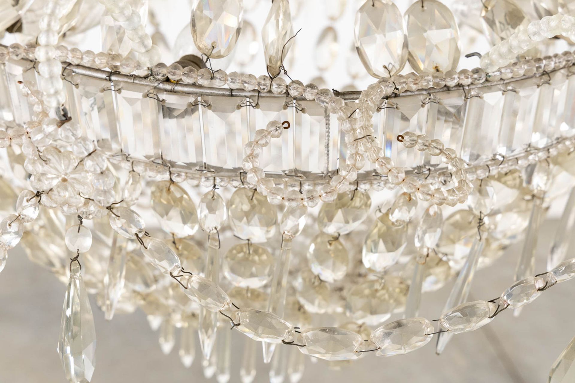 An antique 'Sac-à-Perles' chandelier, metal mounted with glass. Circa 1920. (H:110 x D:76 cm) - Bild 5 aus 8