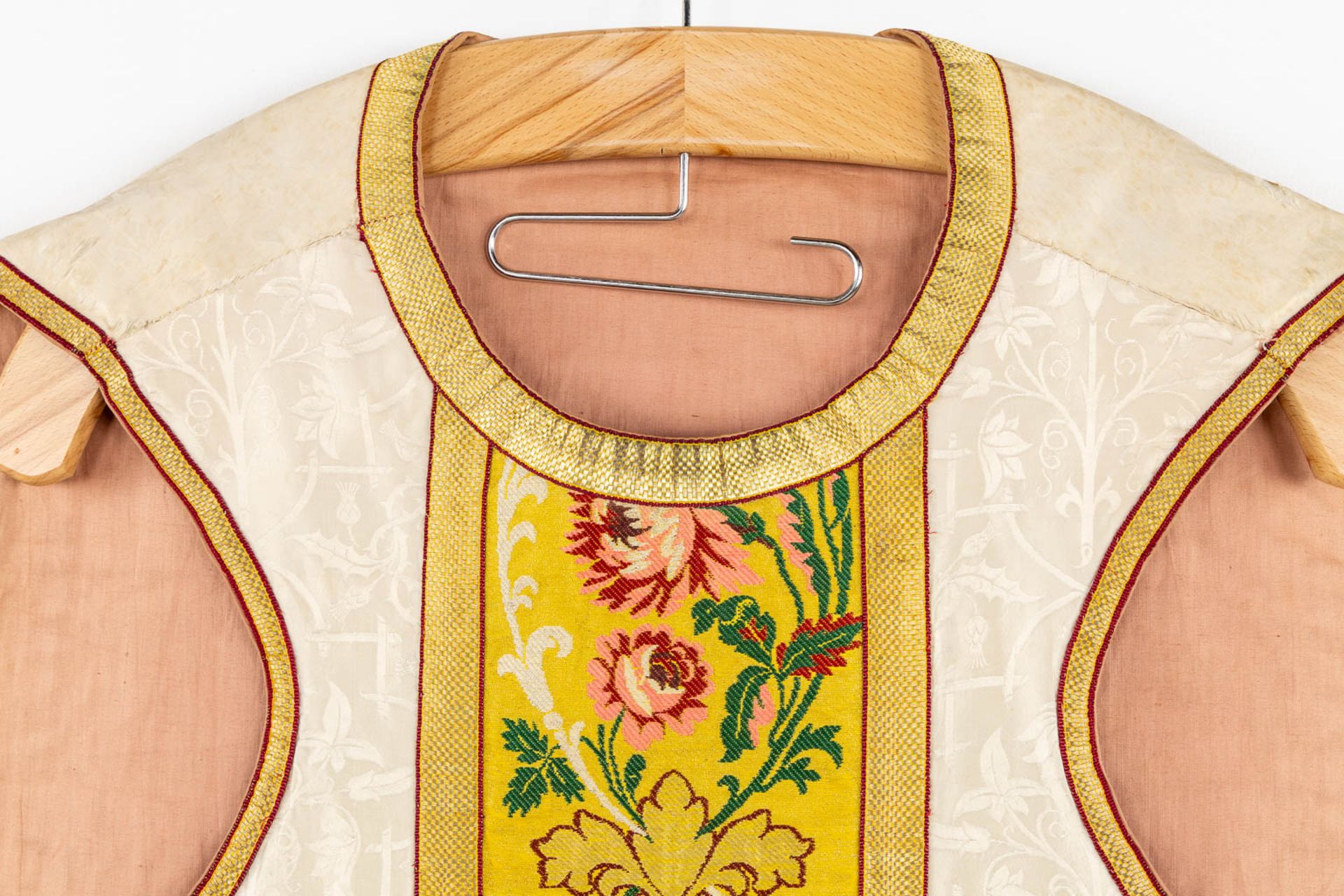 Four Dalmatics and two Roman Chasubles, Embroideries with floral decors. - Bild 19 aus 39