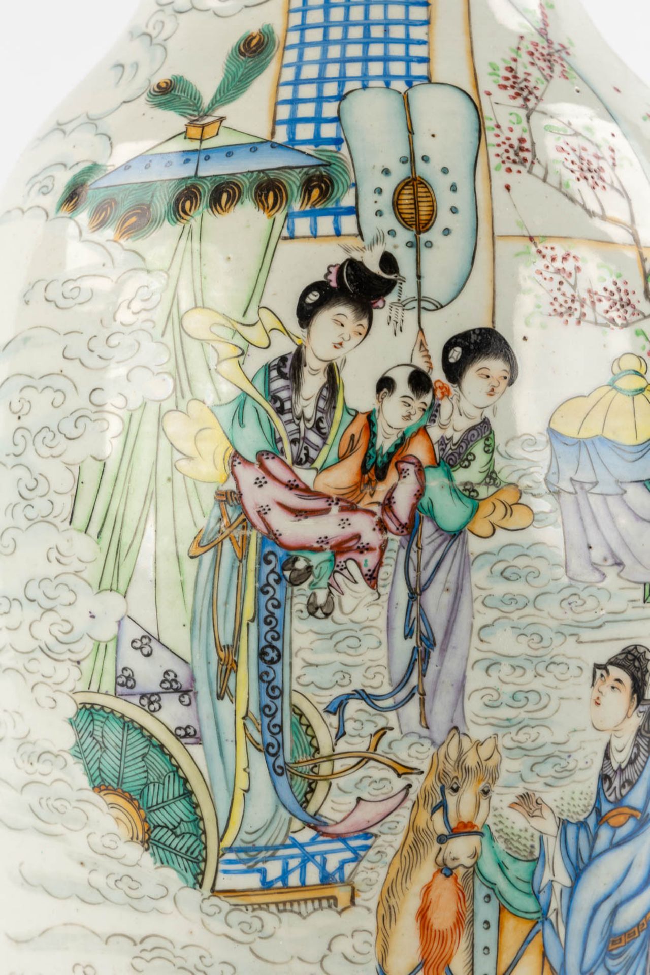 A Chinese vase decorated with ladies. 19th/20th C. (H:58 x D:24 cm) - Image 10 of 13
