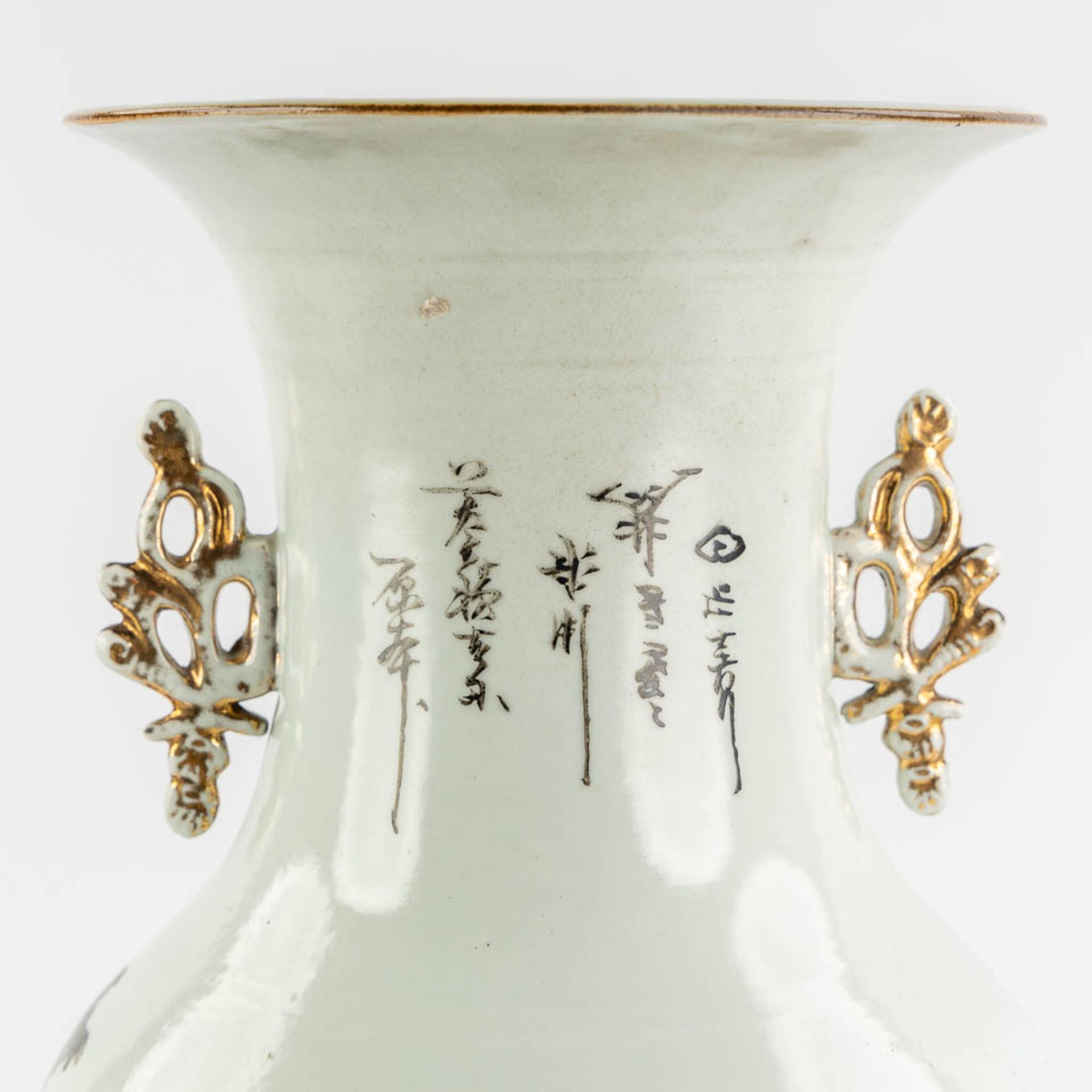 Two Chinese Famille Rose vases decorated with figurines. 19th/20th C. (H:58 x D:23 cm) - Image 14 of 15