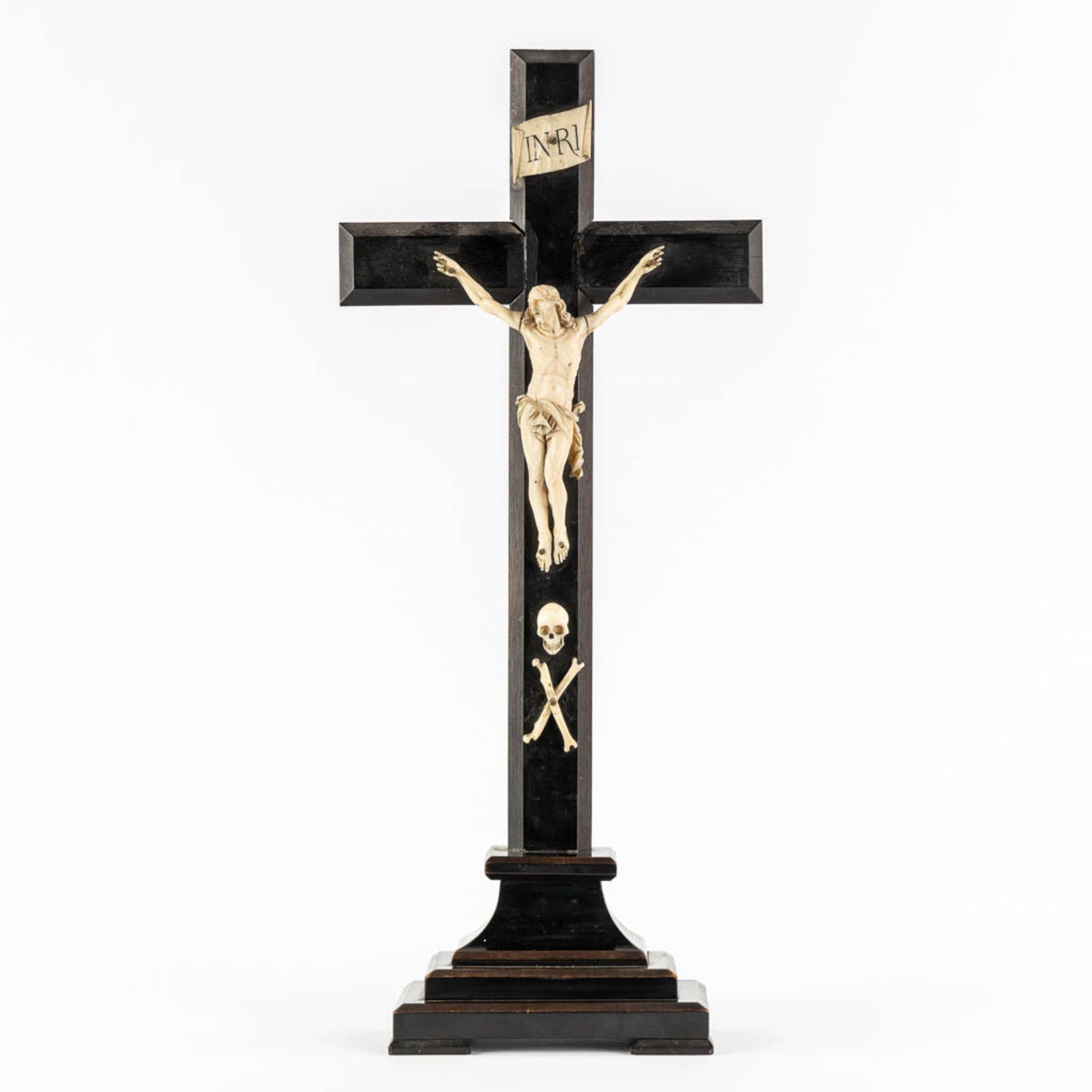 An antique Corpus Christi mounted on an ebonised wood crucifix, Ivory sculpture, 19th C. (L:9,5 x W: