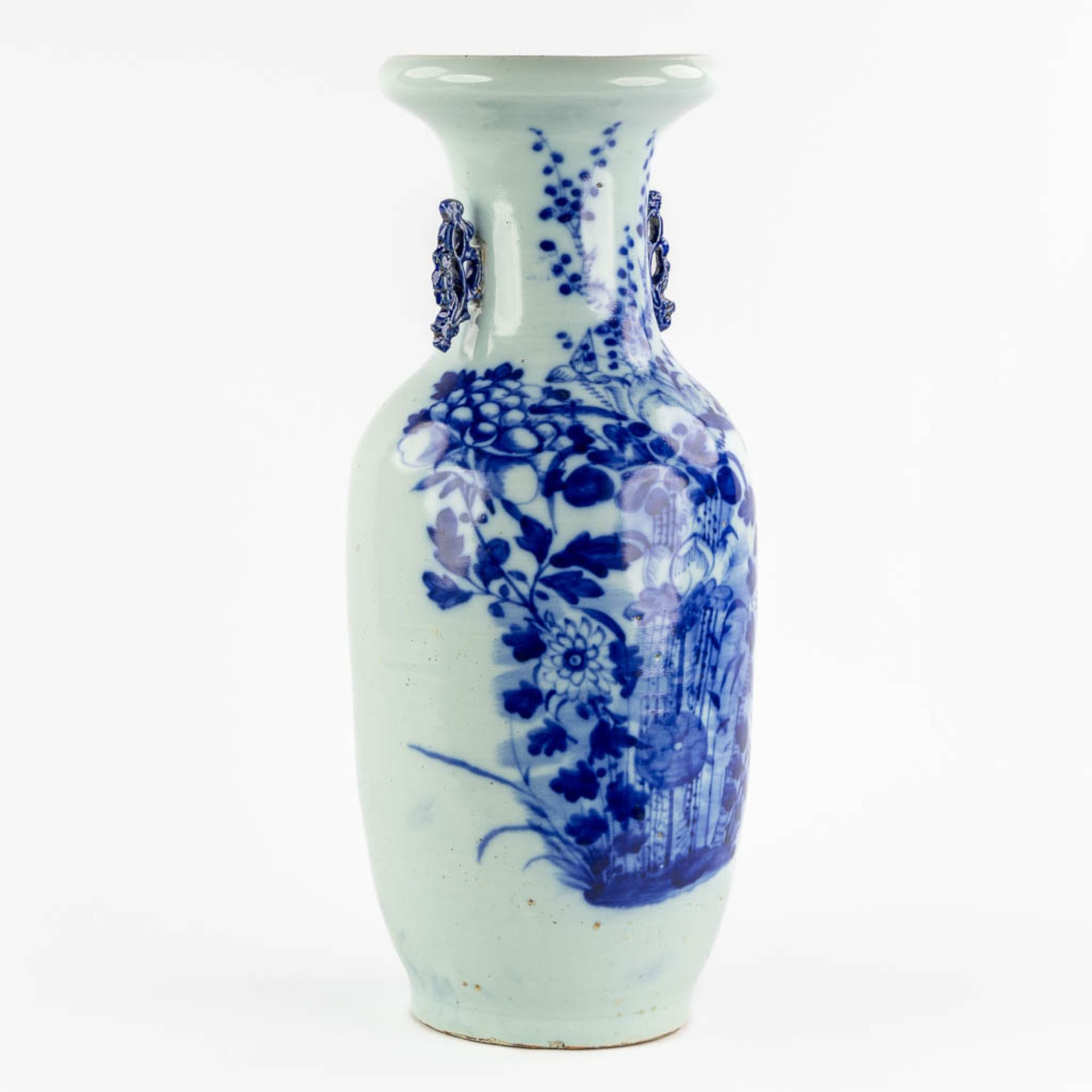 A Chinese Celadon vase with a blue-white fauna and flora decor. 19th/20th C. (H:58 x D:24 cm) - Bild 3 aus 10