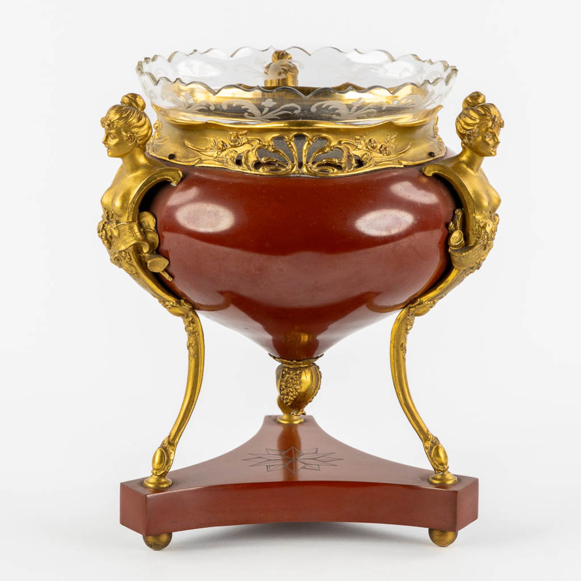 A Table Centerpiece on high feet, gilt and red lacquered bronze in a transitional style. With an etc - Bild 3 aus 12
