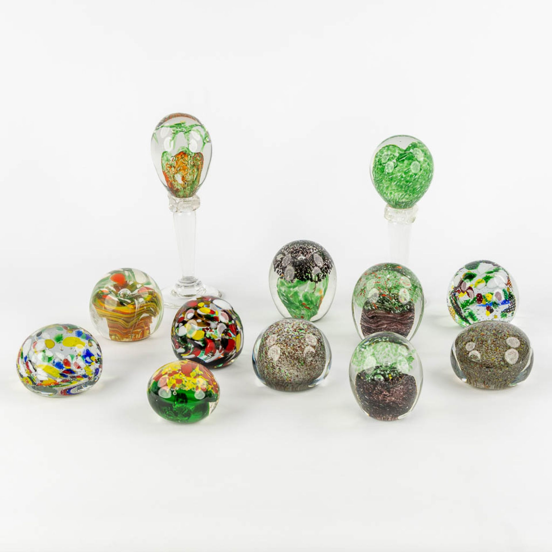 A large collection of 23 glass paperweights, Murano, Italy. (H:22,5 cm) - Bild 9 aus 17