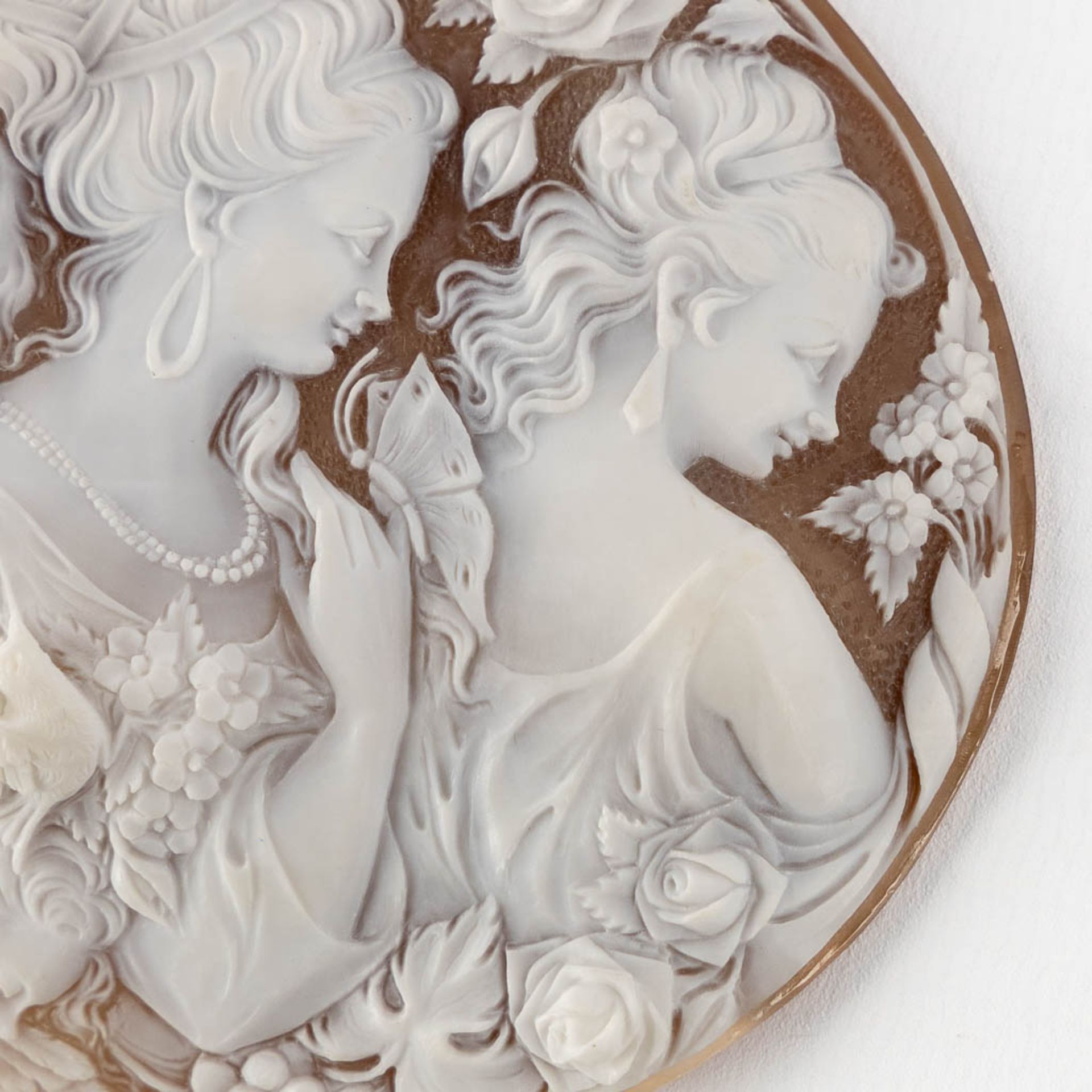 A Cameo, finely sculptured images of Three Graces, Angels and floral decor. (W: 9 x H:12,5 cm) - Image 5 of 9