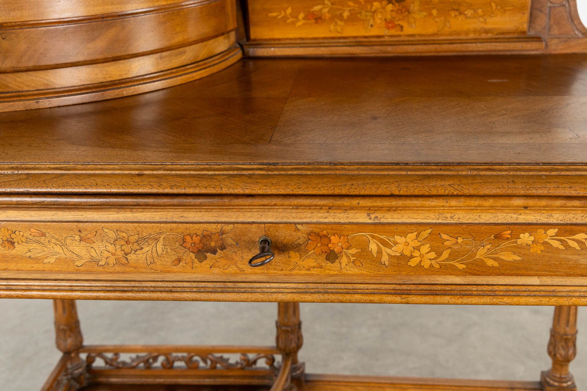 An elegant ladies' desk, walnut with marquetry inlay. 19th C. (L:50 x W:88 x H:120 cm) - Image 11 of 12