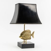 Deknudt, a table lamp with a gilt fish. (L:25 x W:35 x H:55 cm)