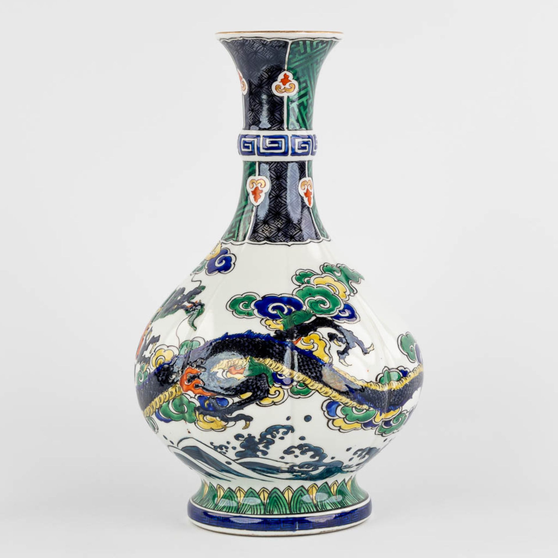 An antique Japanese vase with a three clawed dragon decor, 19th C. (H:30 x D:18 cm) - Image 5 of 10